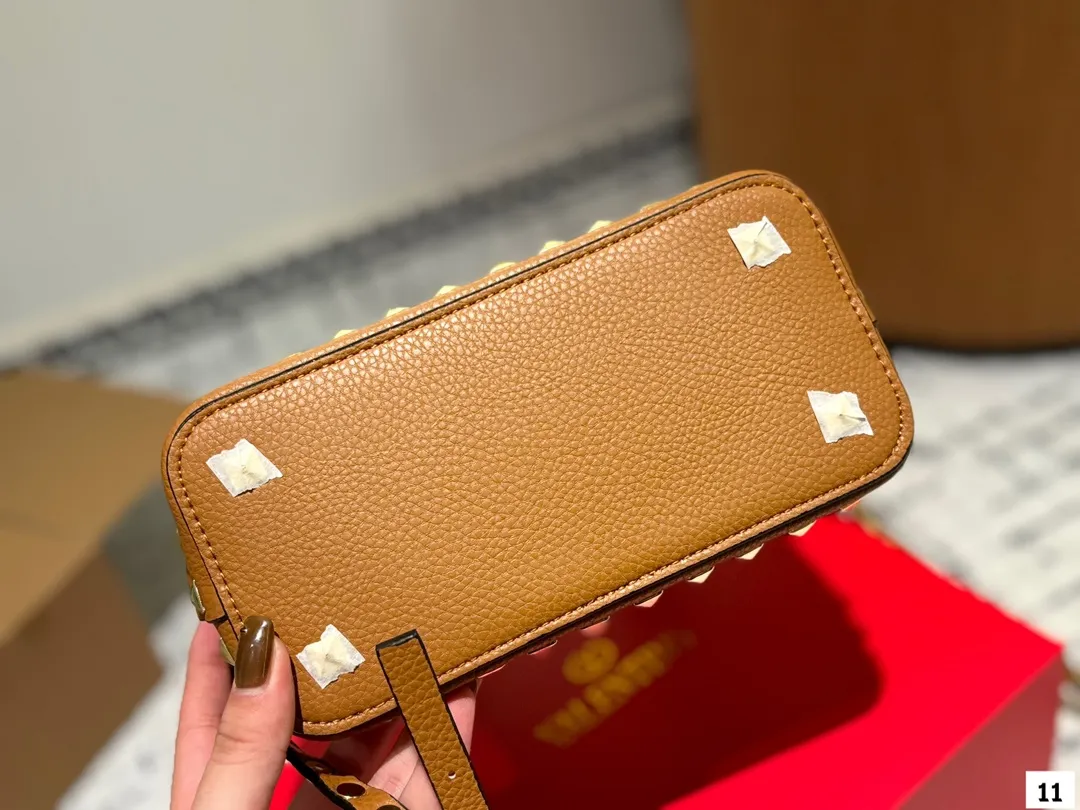 P360 with folding box VALENTINO Valentino women's Loco calfskin handbag cross-body bag New Rockstud Alcove accessories series Iconic vlogo Signature The avant-garde shape creates a unique and attractive charm. Size 21 16