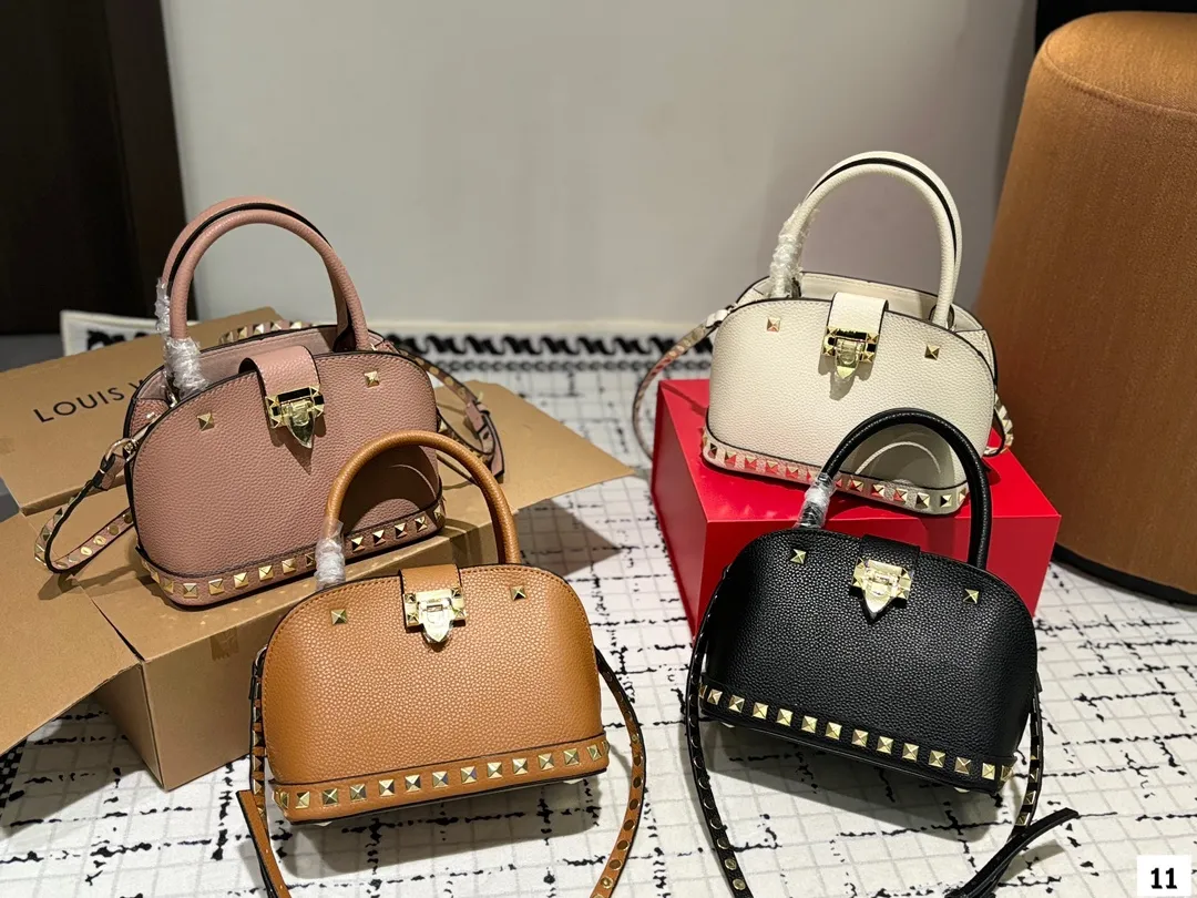 P360 with folding box VALENTINO Valentino women's Loco calfskin handbag cross-body bag New Rockstud Alcove accessories series Iconic vlogo Signature The avant-garde shape creates a unique and attractive charm. Size 21 16