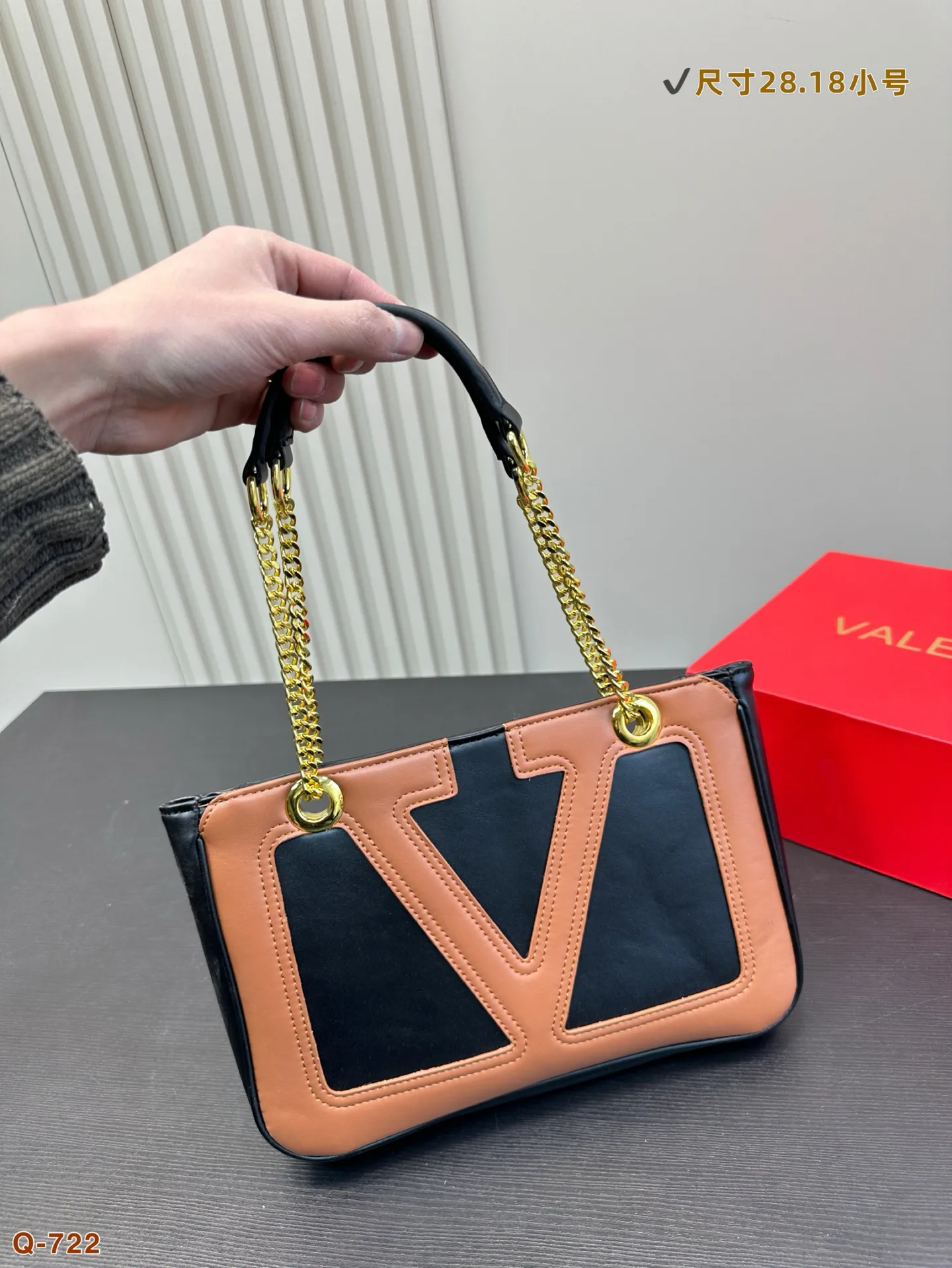 💰250💰270 Comes with a folding box. Valentino celebrity-style armpit bag. It has a high-end feel. This look is very versatile. No matter how you carry it, there is no pressure. Which girl can resist such a beautiful bag! Size 28.18/37.26