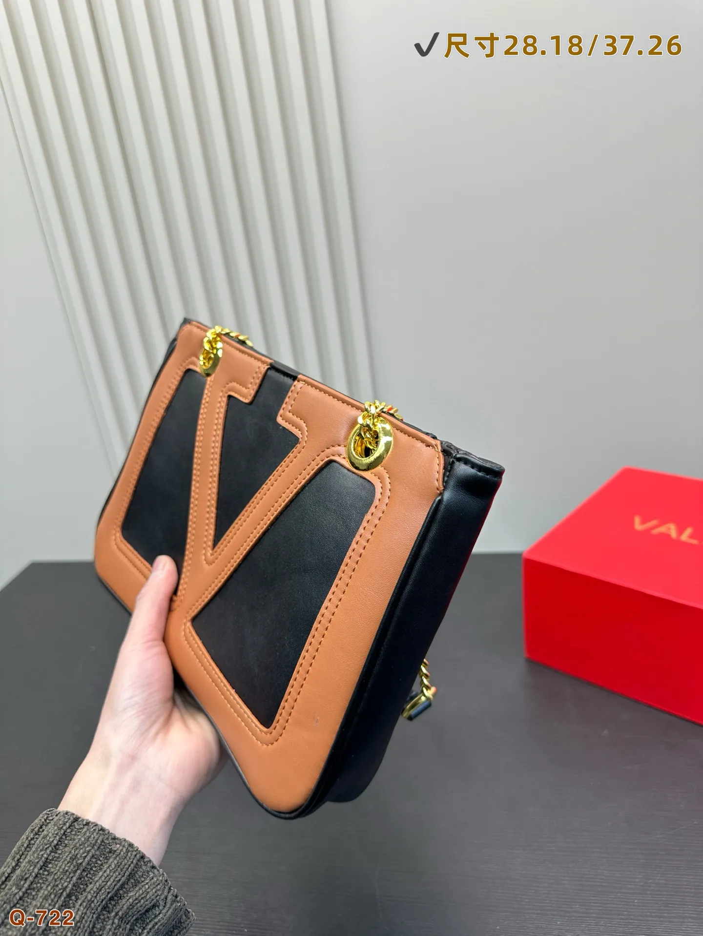 💰250💰270 Comes with a folding box. Valentino celebrity-style armpit bag. It has a high-end feel. This look is very versatile. No matter how you carry it, there is no pressure. Which girl can resist such a beautiful bag! Size 28.18/37.26