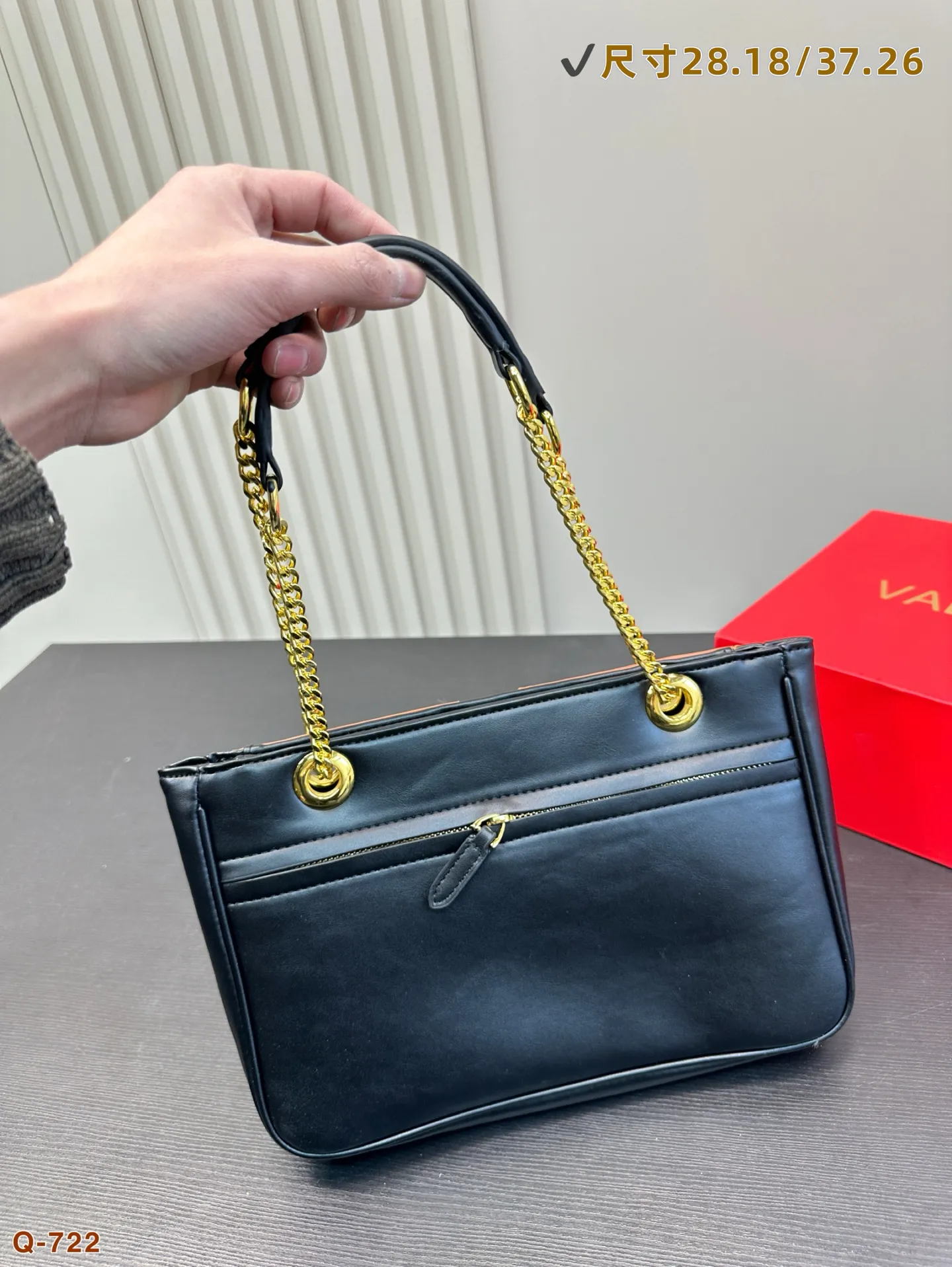 💰250💰270 Comes with a folding box. Valentino celebrity-style armpit bag. It has a high-end feel. This look is very versatile. No matter how you carry it, there is no pressure. Which girl can resist such a beautiful bag! Size 28.18/37.26