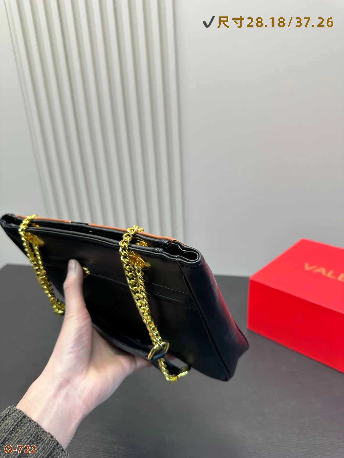 💰250💰270 Comes with a folding box. Valentino celebrity-style armpit bag. It has a high-end feel. This look is very versatile. No matter how you carry it, there is no pressure. Which girl can resist such a beautiful bag! Size 28.18/37.26