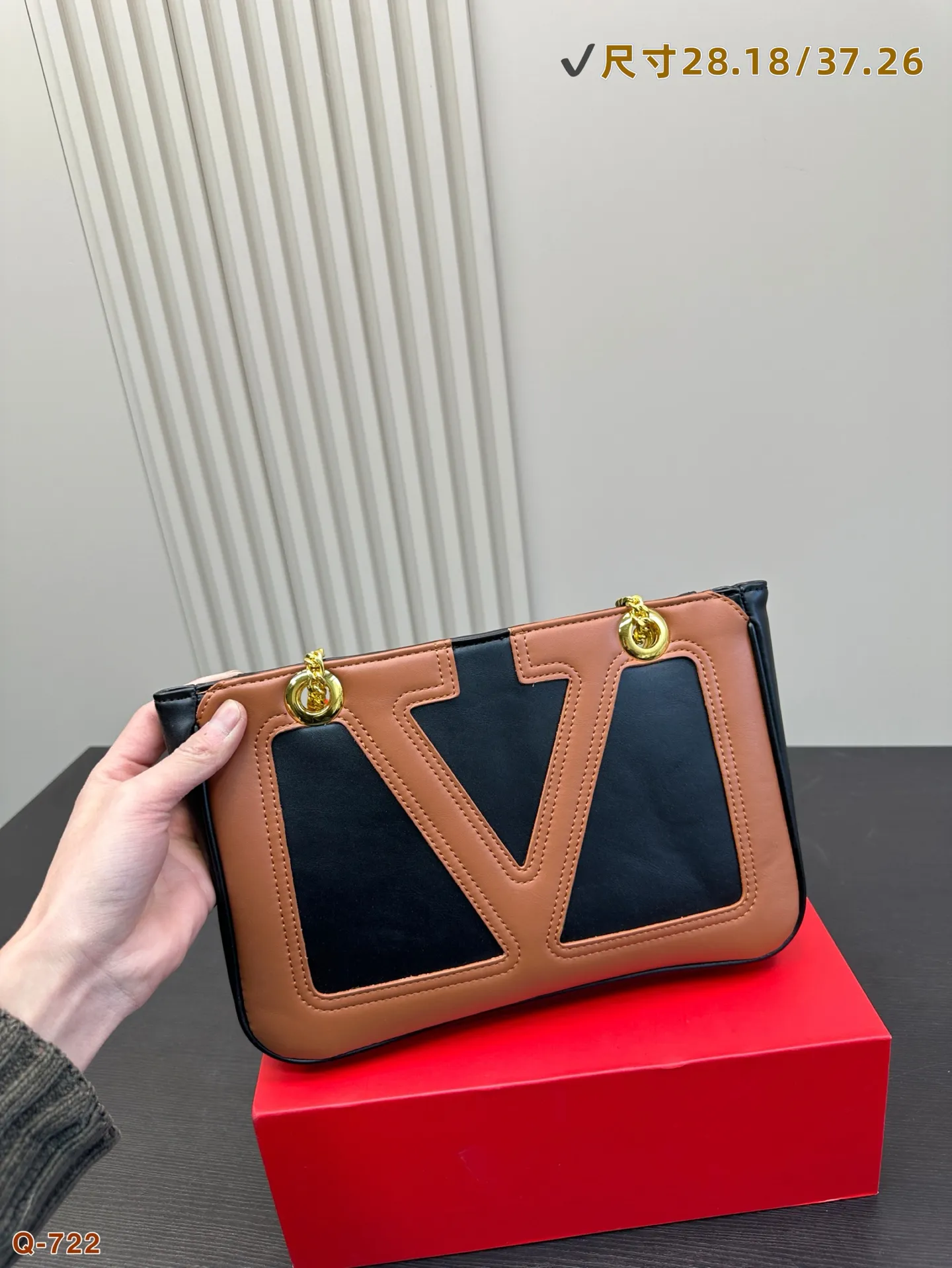💰250💰270 Comes with a folding box. Valentino celebrity-style armpit bag. It has a high-end feel. This look is very versatile. No matter how you carry it, there is no pressure. Which girl can resist such a beautiful bag! Size 28.18/37.26