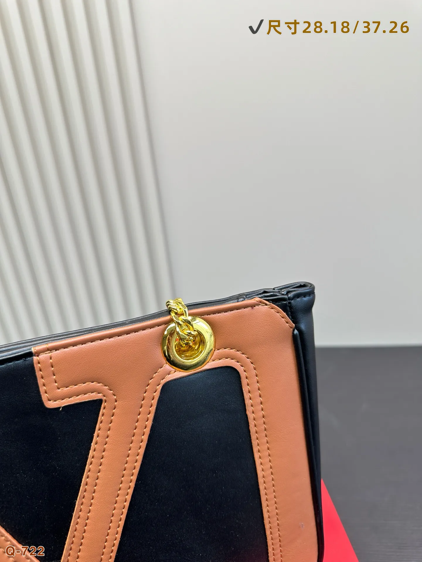 💰250💰270 Comes with a folding box. Valentino celebrity-style armpit bag. It has a high-end feel. This look is very versatile. No matter how you carry it, there is no pressure. Which girl can resist such a beautiful bag! Size 28.18/37.26