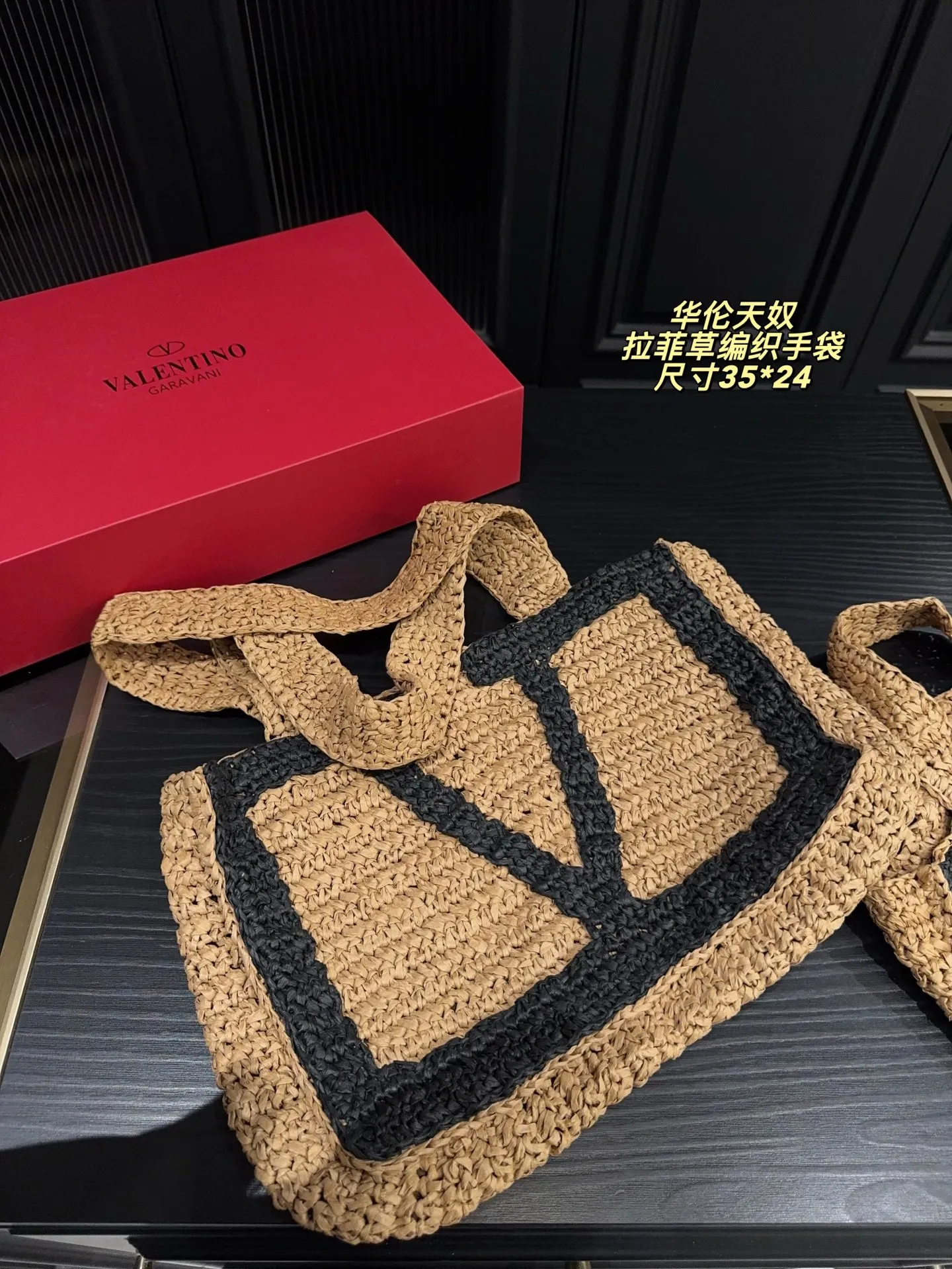 p380 comes with box⚠️size 35*24 p340 comes with box⚠️size 27*17 Valentino raffia woven handbag Raffia handbag, the weaving process is delicate and tough. Raffia, also known as "love grass", has a sweet meaning and lights up the leisurely mood of summer.
