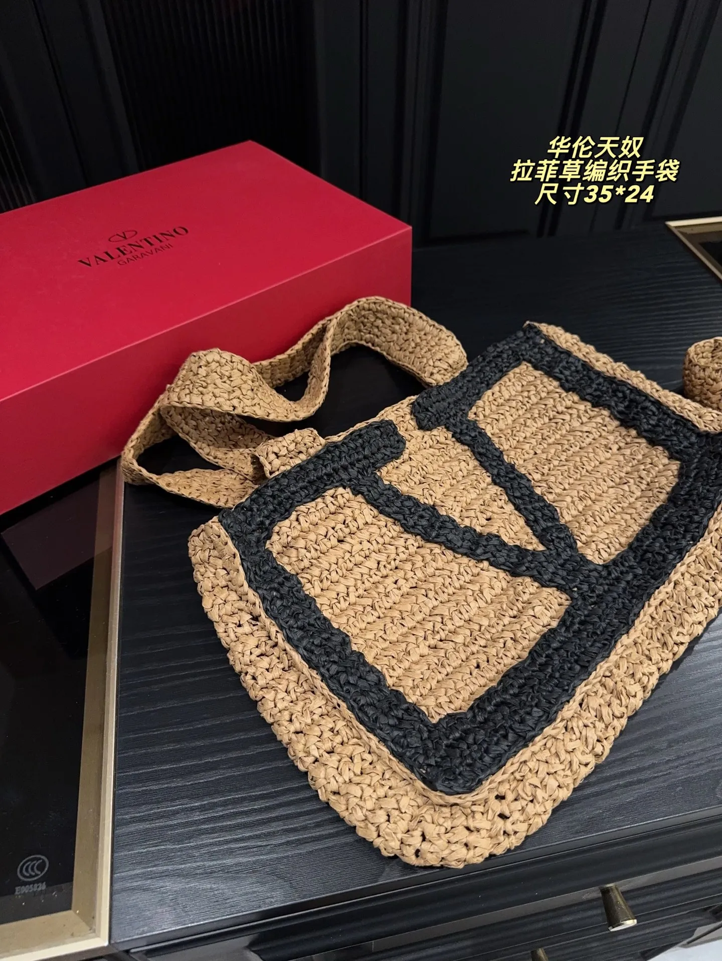 p380 comes with box⚠️size 35*24 p340 comes with box⚠️size 27*17 Valentino raffia woven handbag Raffia handbag, the weaving process is delicate and tough. Raffia, also known as "love grass", has a sweet meaning and lights up the leisurely mood of summer.