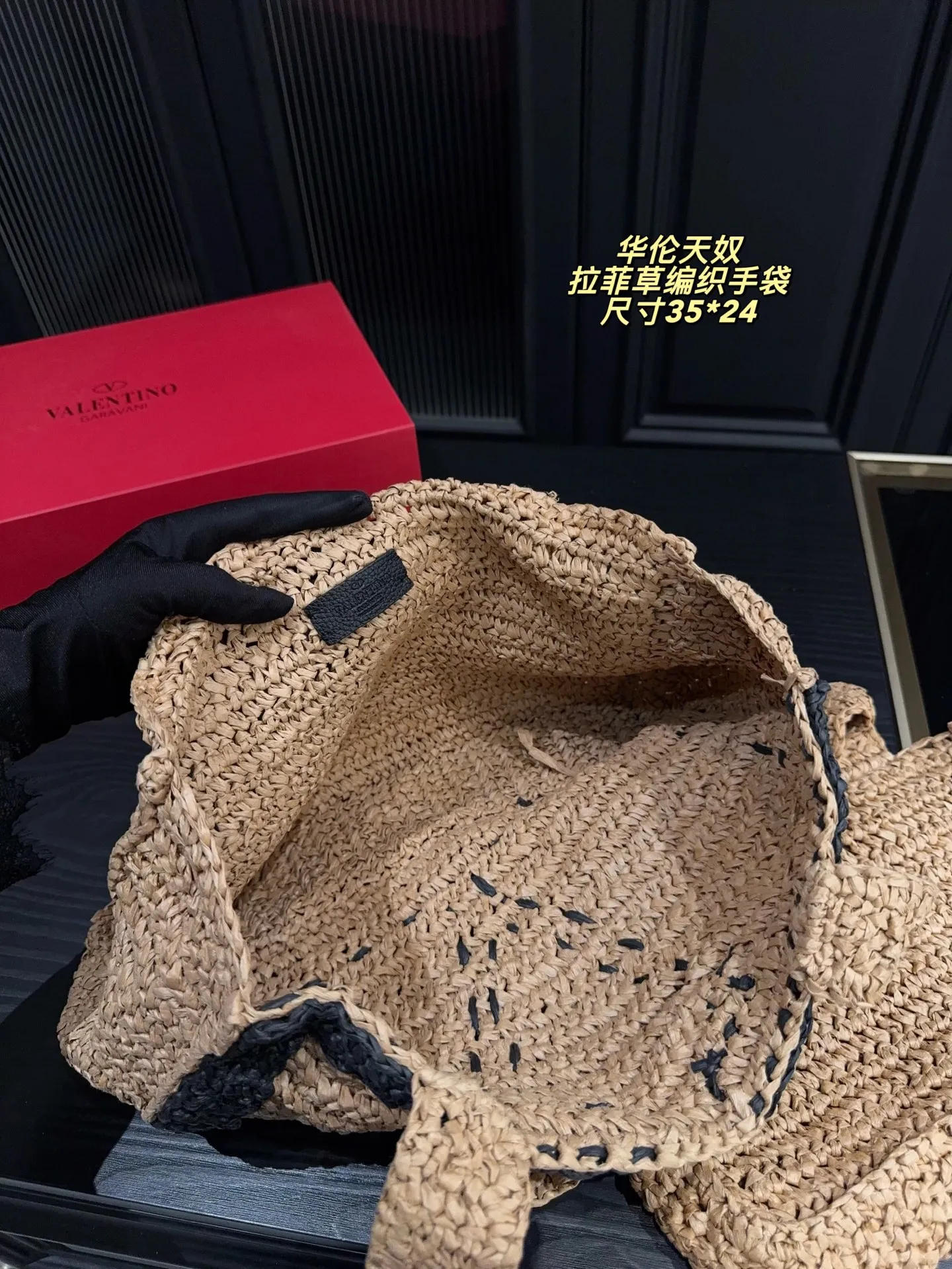 p380 comes with box⚠️size 35*24 p340 comes with box⚠️size 27*17 Valentino raffia woven handbag Raffia handbag, the weaving process is delicate and tough. Raffia, also known as "love grass", has a sweet meaning and lights up the leisurely mood of summer.