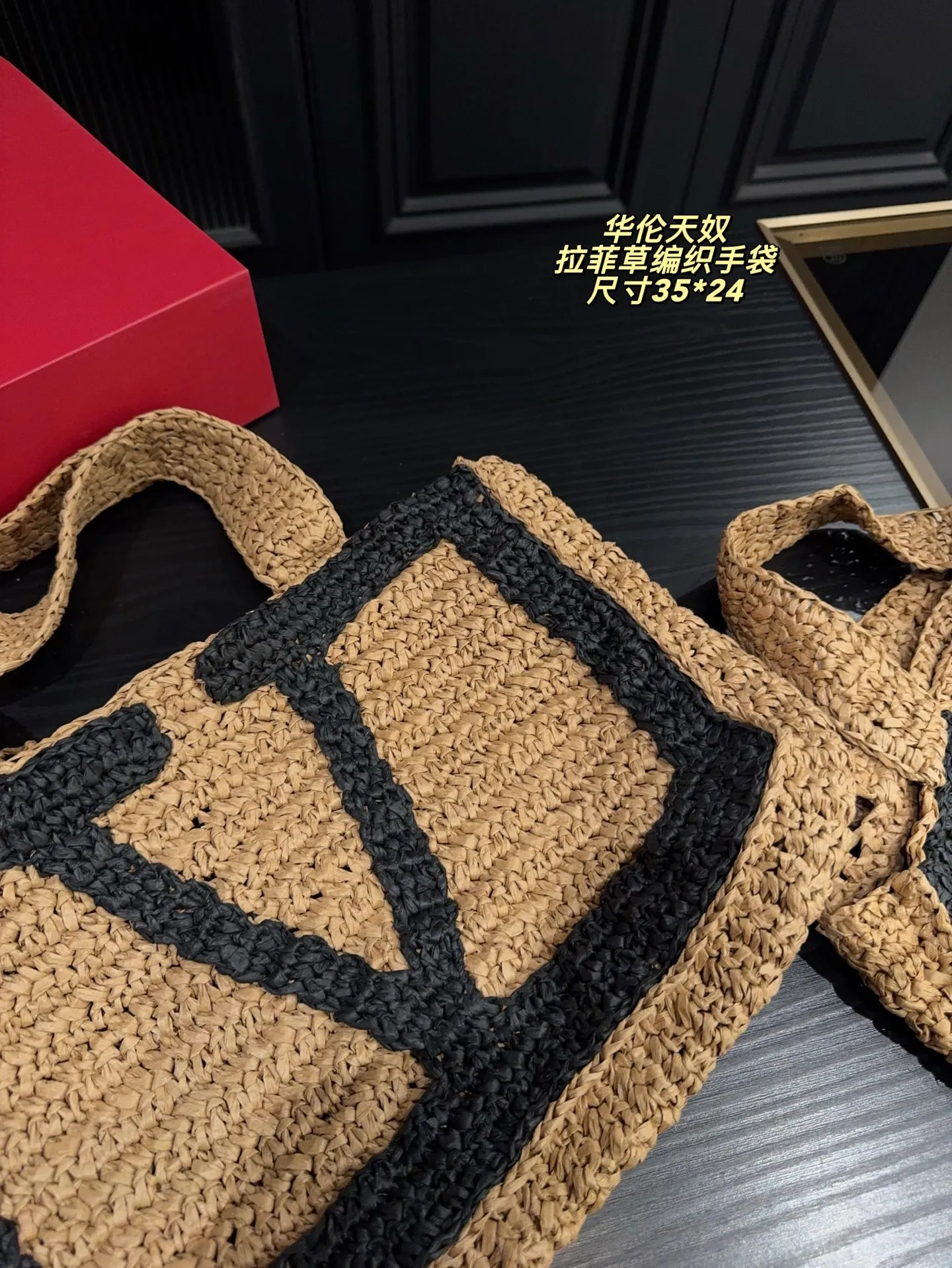 p380 comes with box⚠️size 35*24 p340 comes with box⚠️size 27*17 Valentino raffia woven handbag Raffia handbag, the weaving process is delicate and tough. Raffia, also known as "love grass", has a sweet meaning and lights up the leisurely mood of summer.