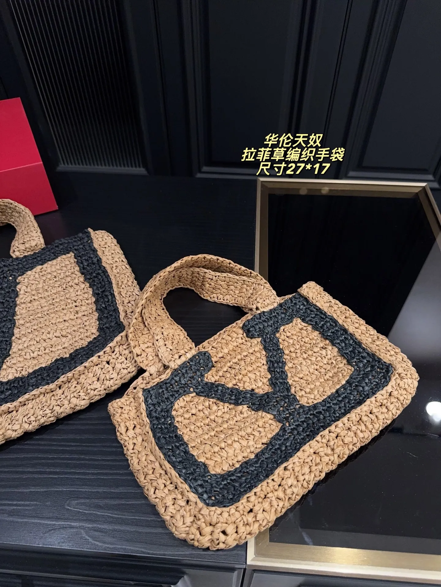 p380 comes with box⚠️size 35*24 p340 comes with box⚠️size 27*17 Valentino raffia woven handbag Raffia handbag, the weaving process is delicate and tough. Raffia, also known as "love grass", has a sweet meaning and lights up the leisurely mood of summer.