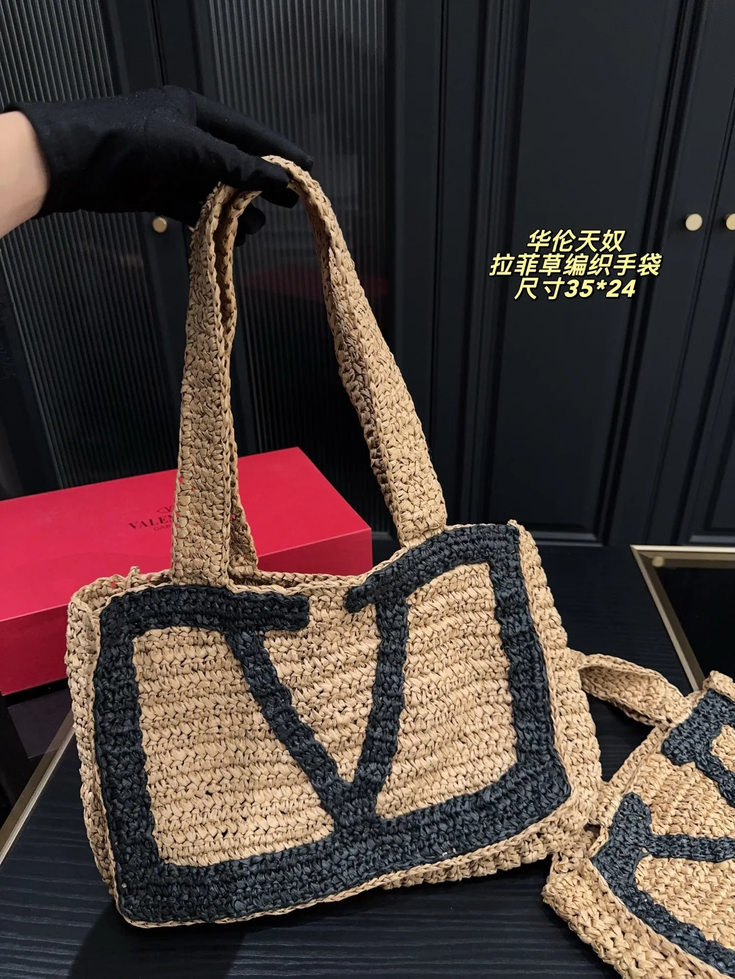 p380 comes with box⚠️size 35*24 p340 comes with box⚠️size 27*17 Valentino raffia woven handbag Raffia handbag, the weaving process is delicate and tough. Raffia, also known as "love grass", has a sweet meaning and lights up the leisurely mood of summer.