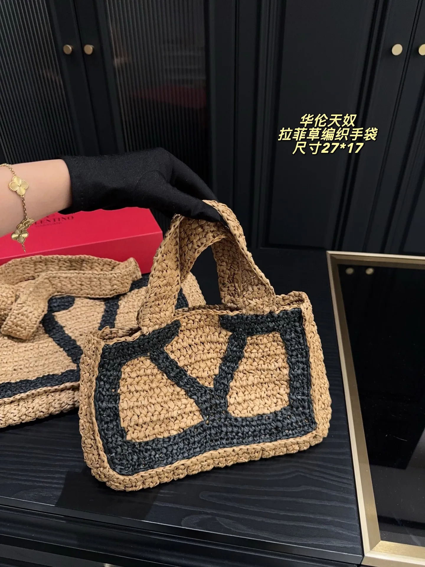 p380 comes with box⚠️size 35*24 p340 comes with box⚠️size 27*17 Valentino raffia woven handbag Raffia handbag, the weaving process is delicate and tough. Raffia, also known as "love grass", has a sweet meaning and lights up the leisurely mood of summer.