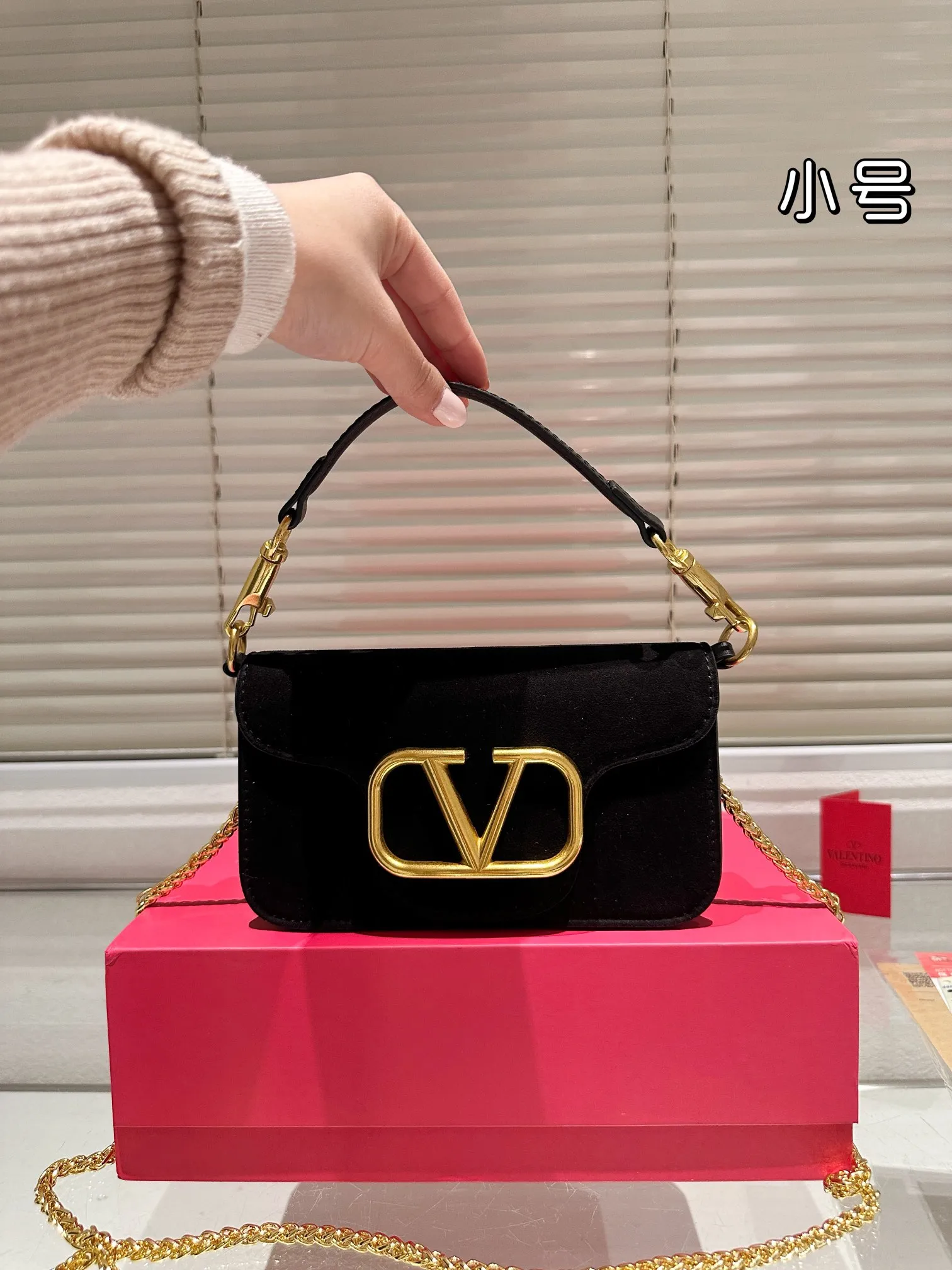 Small P340 folding box ⚠️Size 20.10 Valentino Loco shoulder bag has a high-end feel. This look is very versatile. No matter how you carry it, there is no pressure. Which girl can refuse such a beautiful bag?