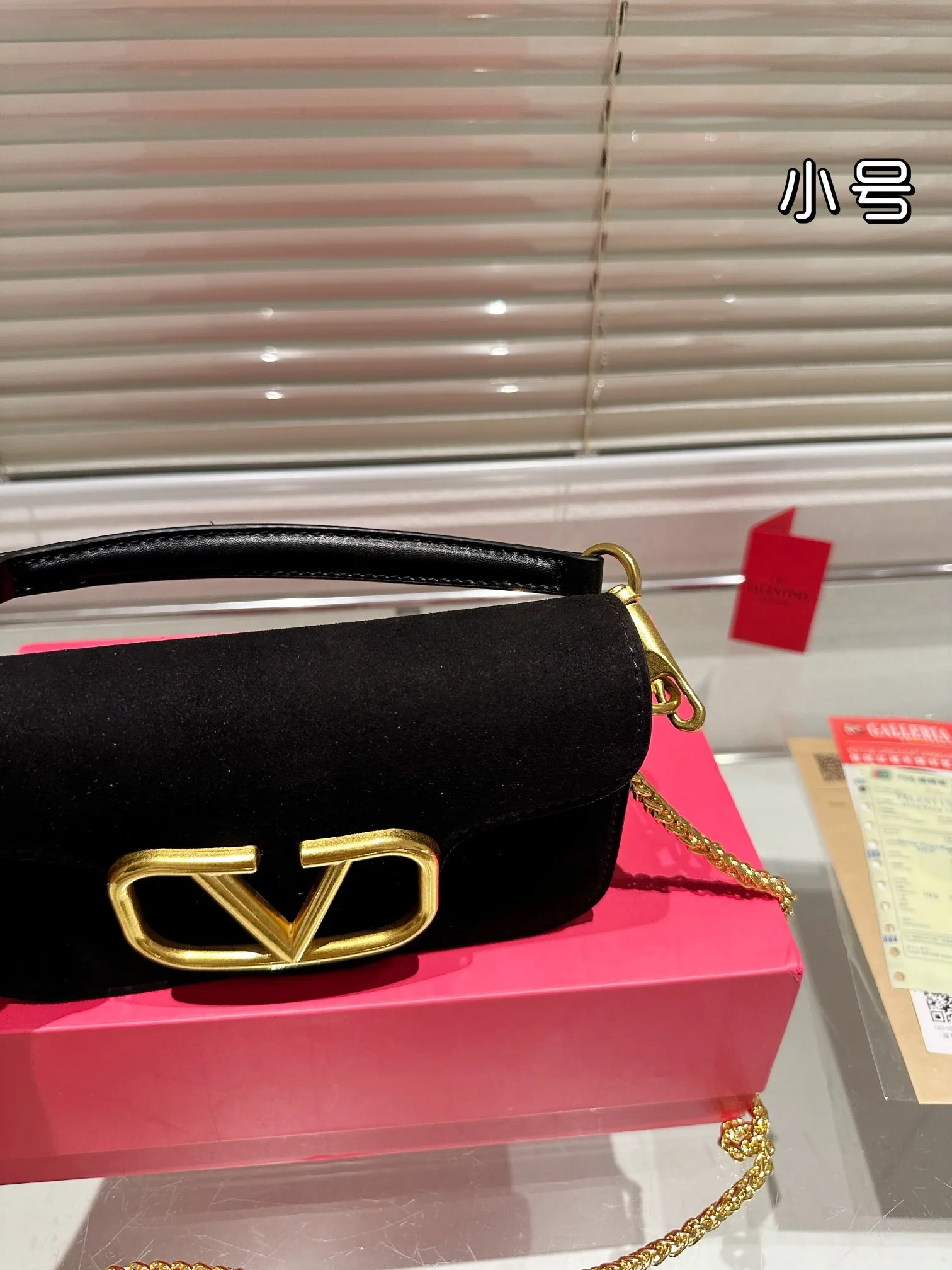 Small P340 folding box ⚠️Size 20.10 Valentino Loco shoulder bag has a high-end feel. This look is very versatile. No matter how you carry it, there is no pressure. Which girl can refuse such a beautiful bag?