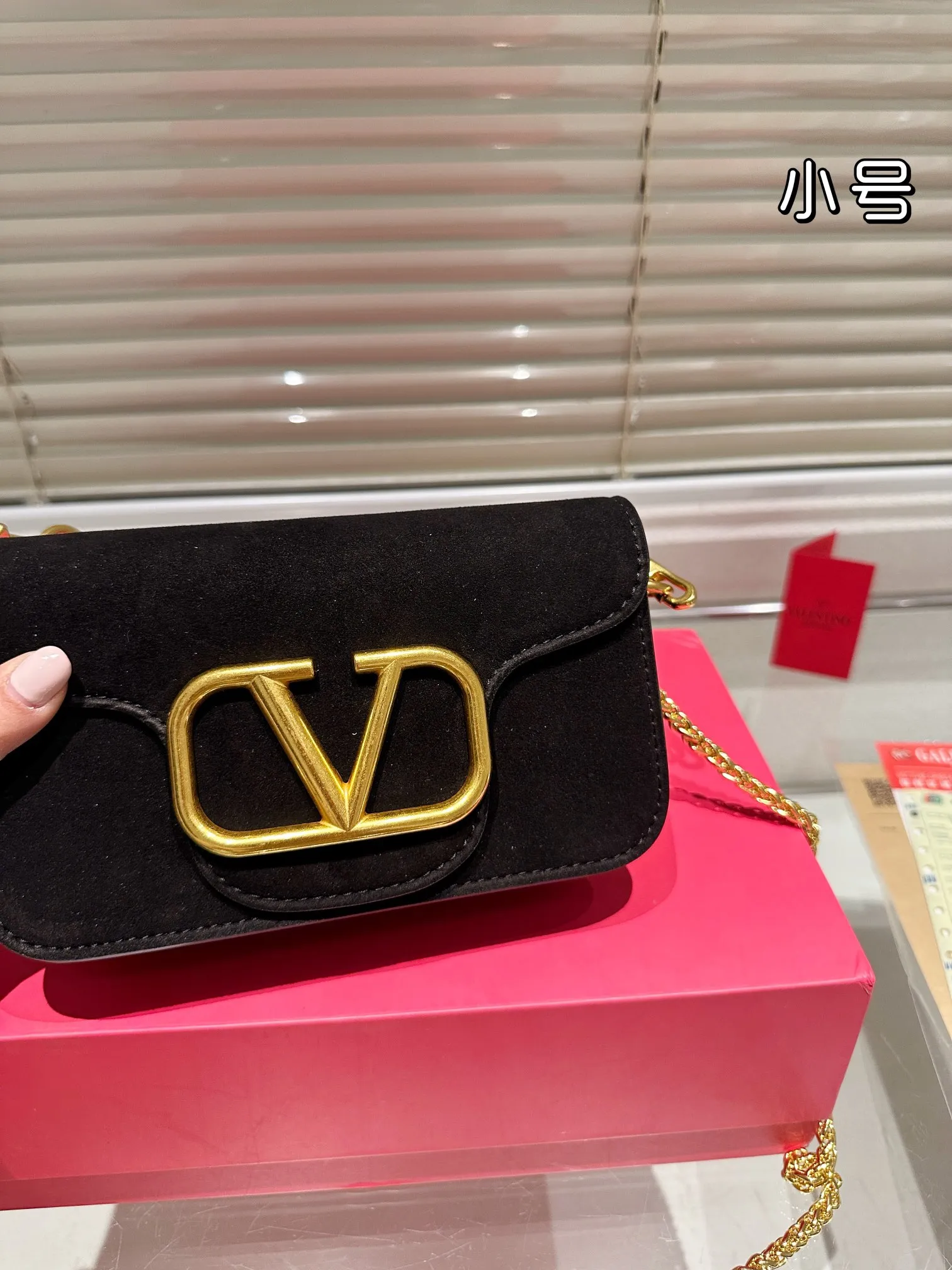 Small P340 folding box ⚠️Size 20.10 Valentino Loco shoulder bag has a high-end feel. This look is very versatile. No matter how you carry it, there is no pressure. Which girl can refuse such a beautiful bag?