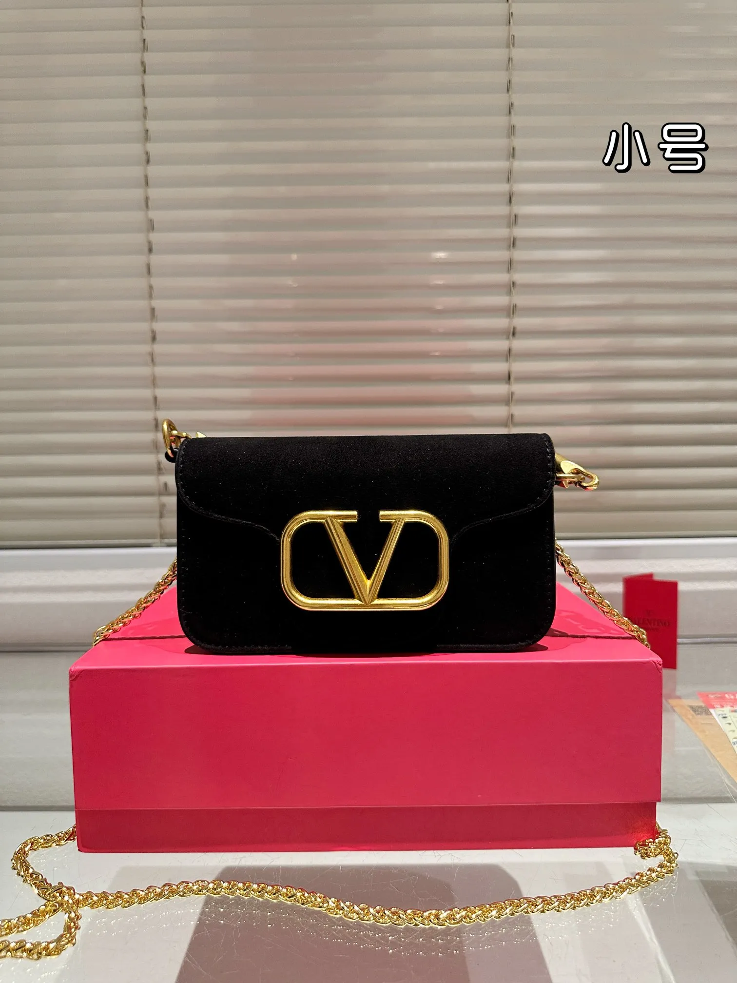 Small P340 folding box ⚠️Size 20.10 Valentino Loco shoulder bag has a high-end feel. This look is very versatile. No matter how you carry it, there is no pressure. Which girl can refuse such a beautiful bag?