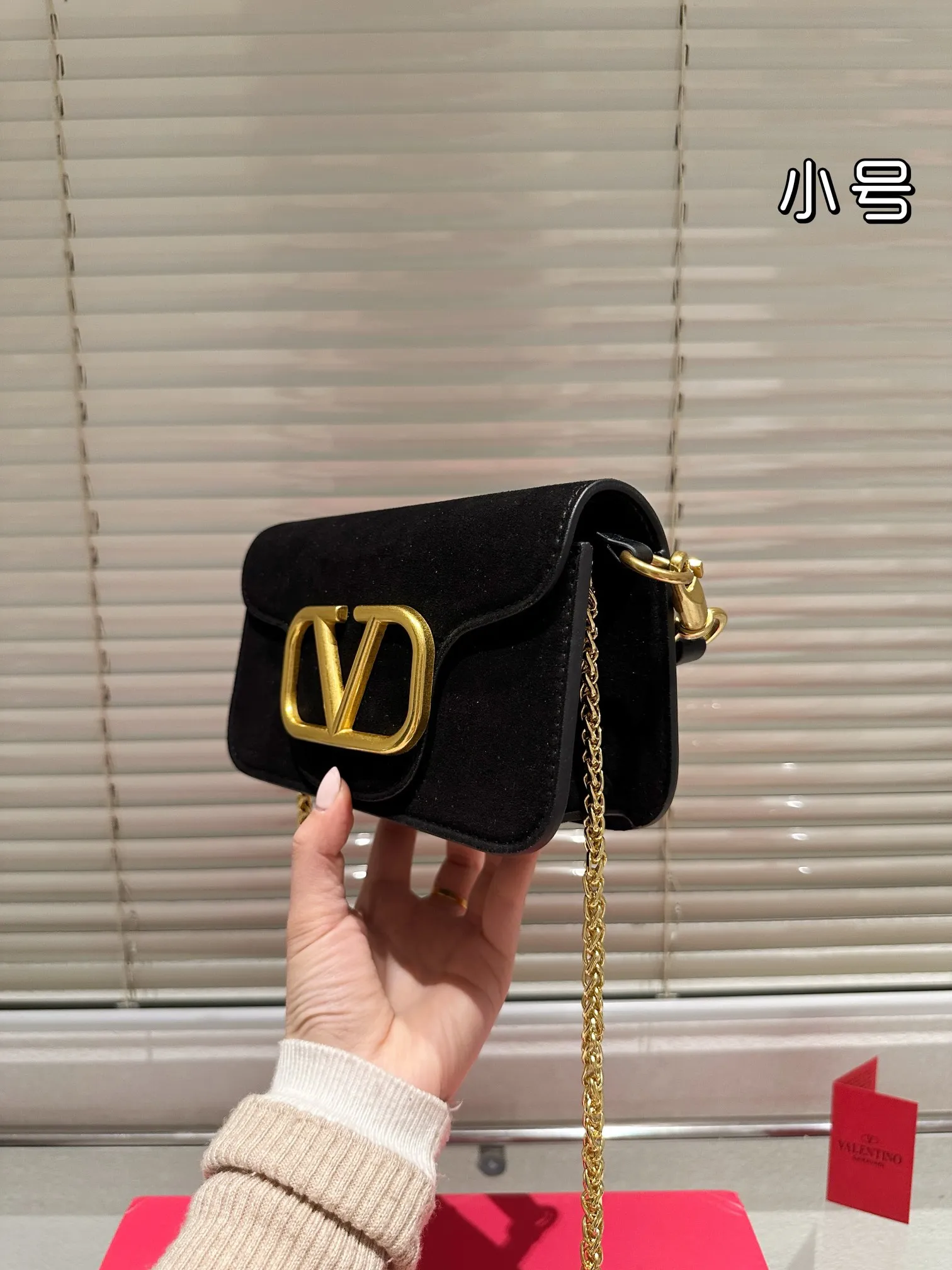 Small P340 folding box ⚠️Size 20.10 Valentino Loco shoulder bag has a high-end feel. This look is very versatile. No matter how you carry it, there is no pressure. Which girl can refuse such a beautiful bag?
