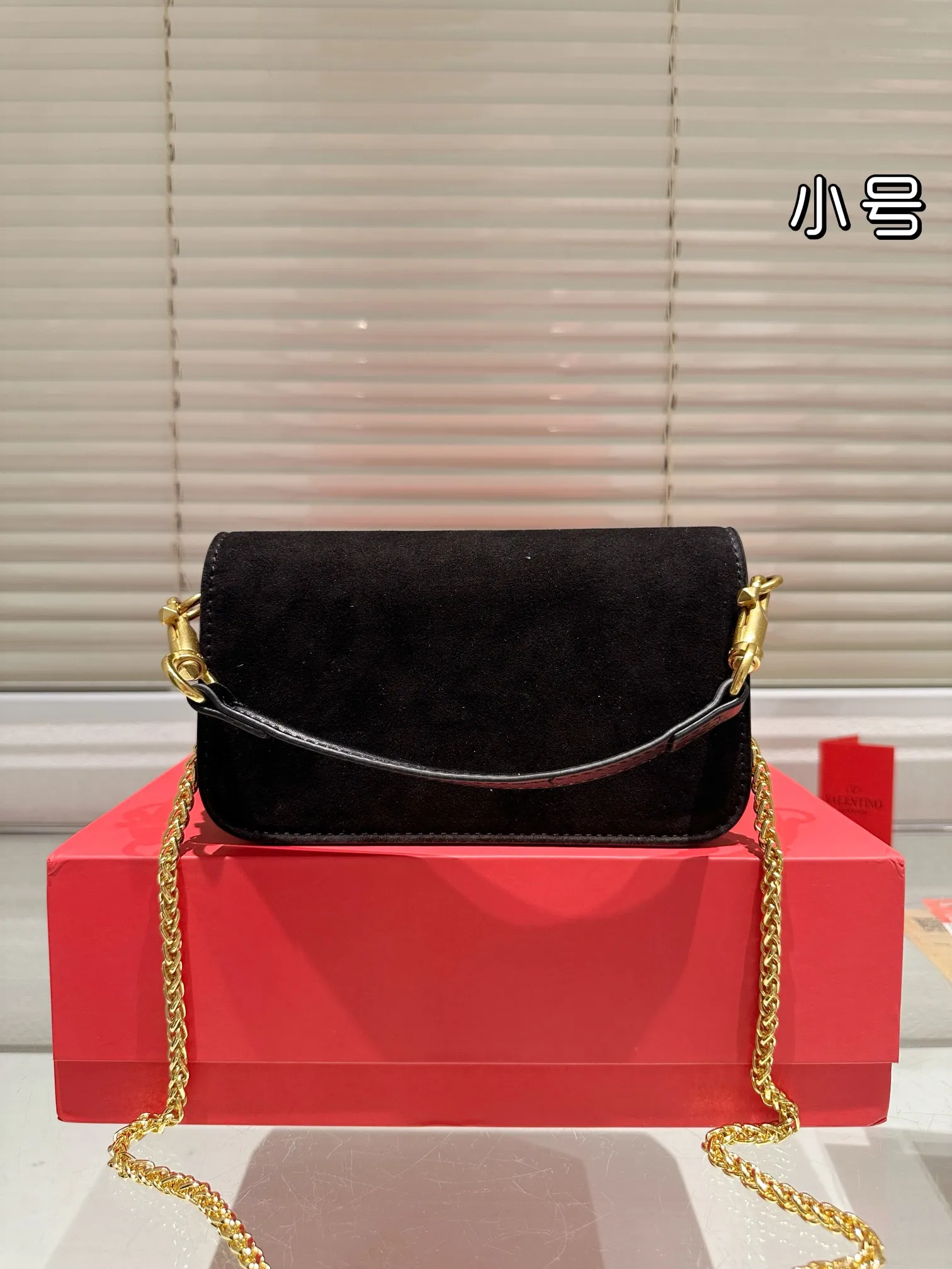 Small P340 folding box ⚠️Size 20.10 Valentino Loco shoulder bag has a high-end feel. This look is very versatile. No matter how you carry it, there is no pressure. Which girl can refuse such a beautiful bag?
