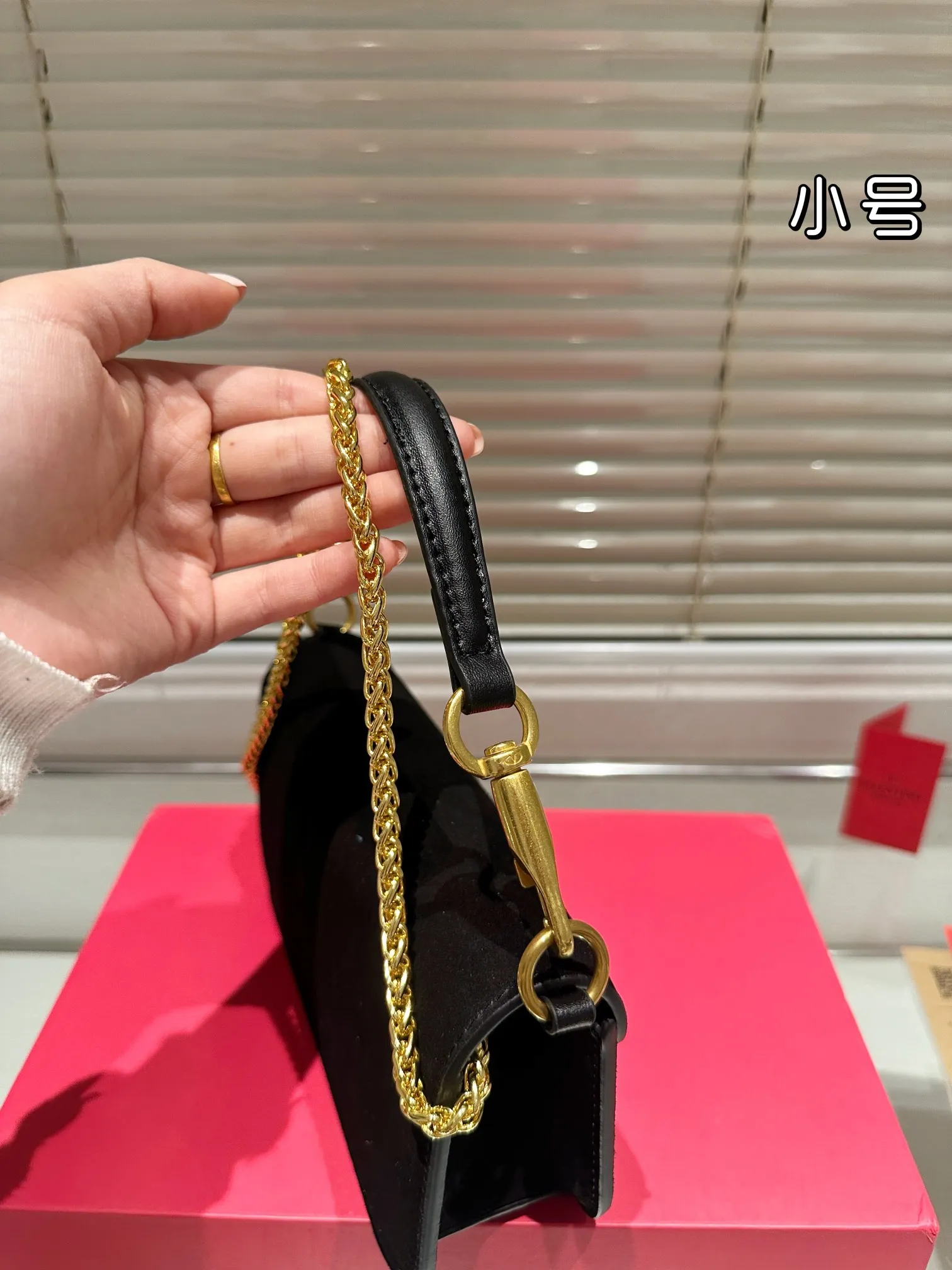 Small P340 folding box ⚠️Size 20.10 Valentino Loco shoulder bag has a high-end feel. This look is very versatile. No matter how you carry it, there is no pressure. Which girl can refuse such a beautiful bag?