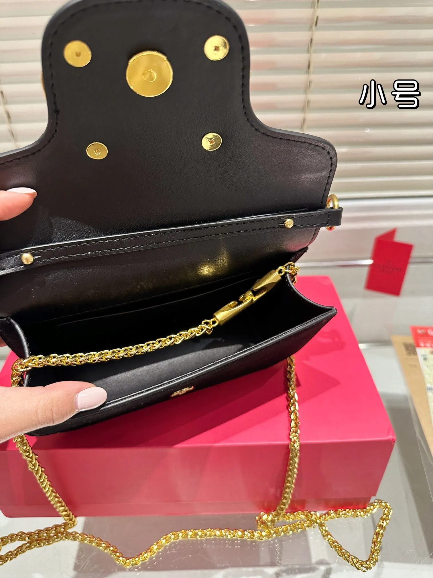 Small P340 folding box ⚠️Size 20.10 Valentino Loco shoulder bag has a high-end feel. This look is very versatile. No matter how you carry it, there is no pressure. Which girl can refuse such a beautiful bag?