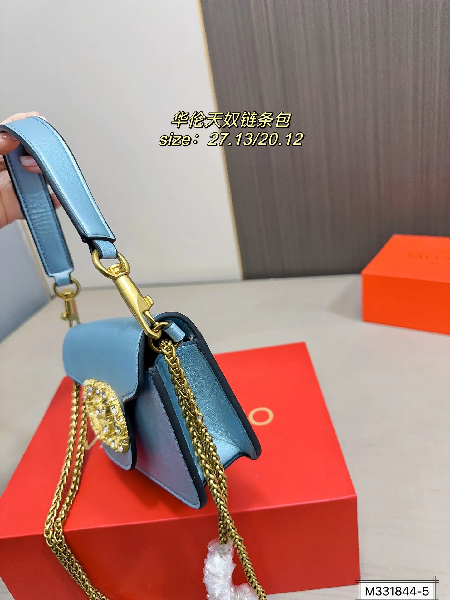 Large size 💰320 Small size 💰310 with folding box Valentino Loco chain bag shoulder bag The upper body effect is amazing, high-end but not rigid. The beauty is all in it, the mysterious and sexy little one must choose when attending banquets and evening parties. Size: large size 27 13 small size 20 12