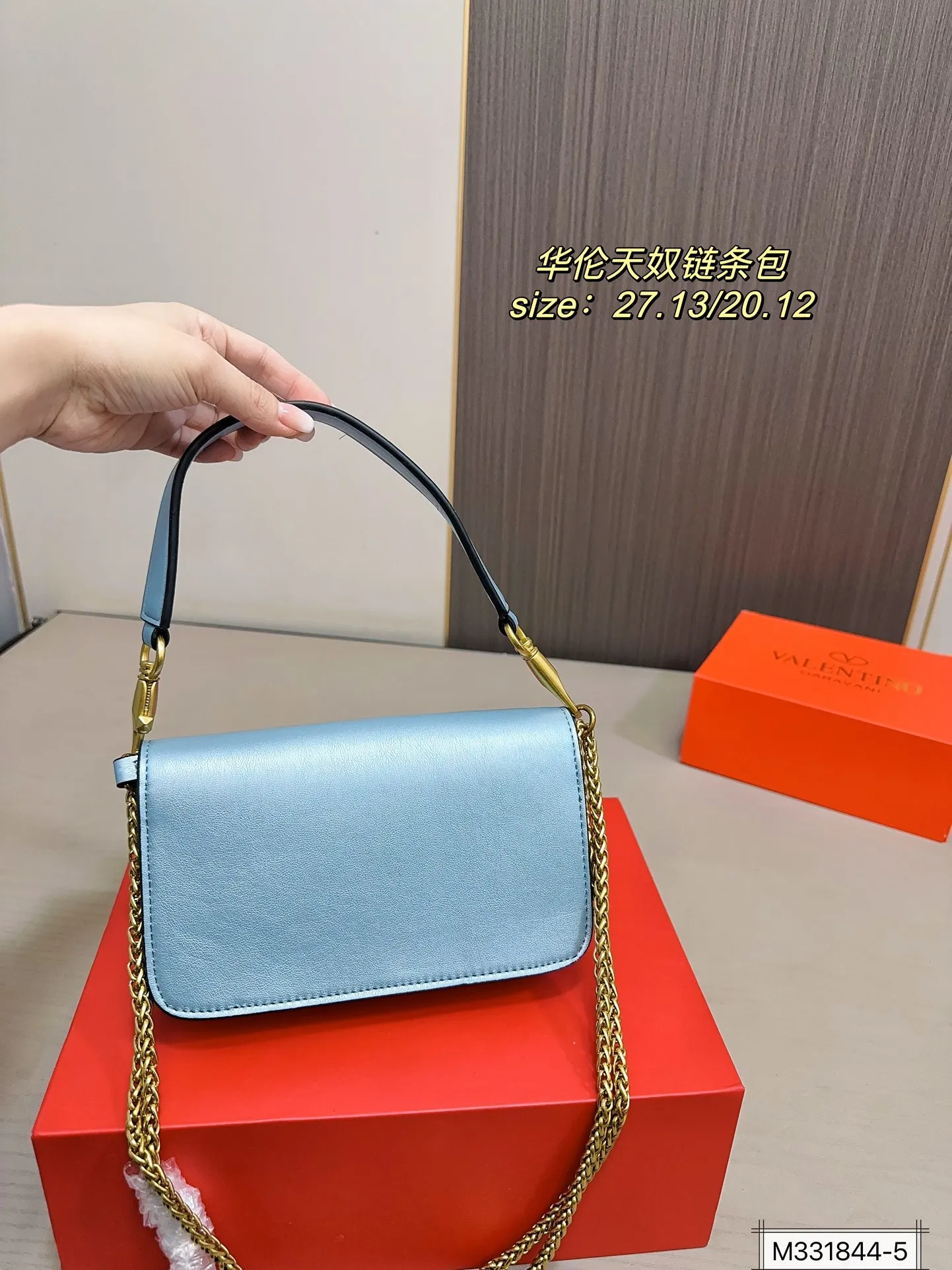 Large size 💰320 Small size 💰310 with folding box Valentino Loco chain bag shoulder bag The upper body effect is amazing, high-end but not rigid. The beauty is all in it, the mysterious and sexy little one must choose when attending banquets and evening parties. Size: large size 27 13 small size 20 12