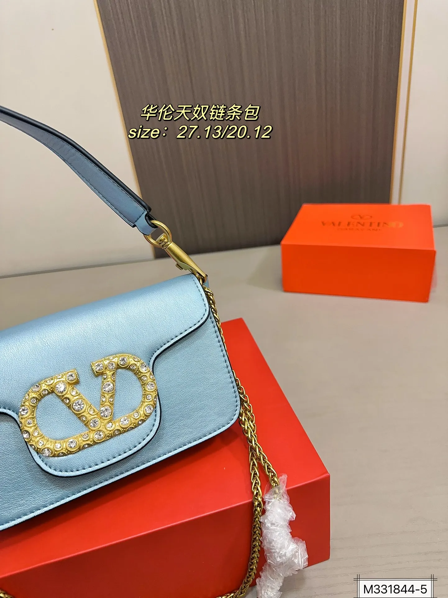 Large size 💰320 Small size 💰310 with folding box Valentino Loco chain bag shoulder bag The upper body effect is amazing, high-end but not rigid. The beauty is all in it, the mysterious and sexy little one must choose when attending banquets and evening parties. Size: large size 27 13 small size 20 12
