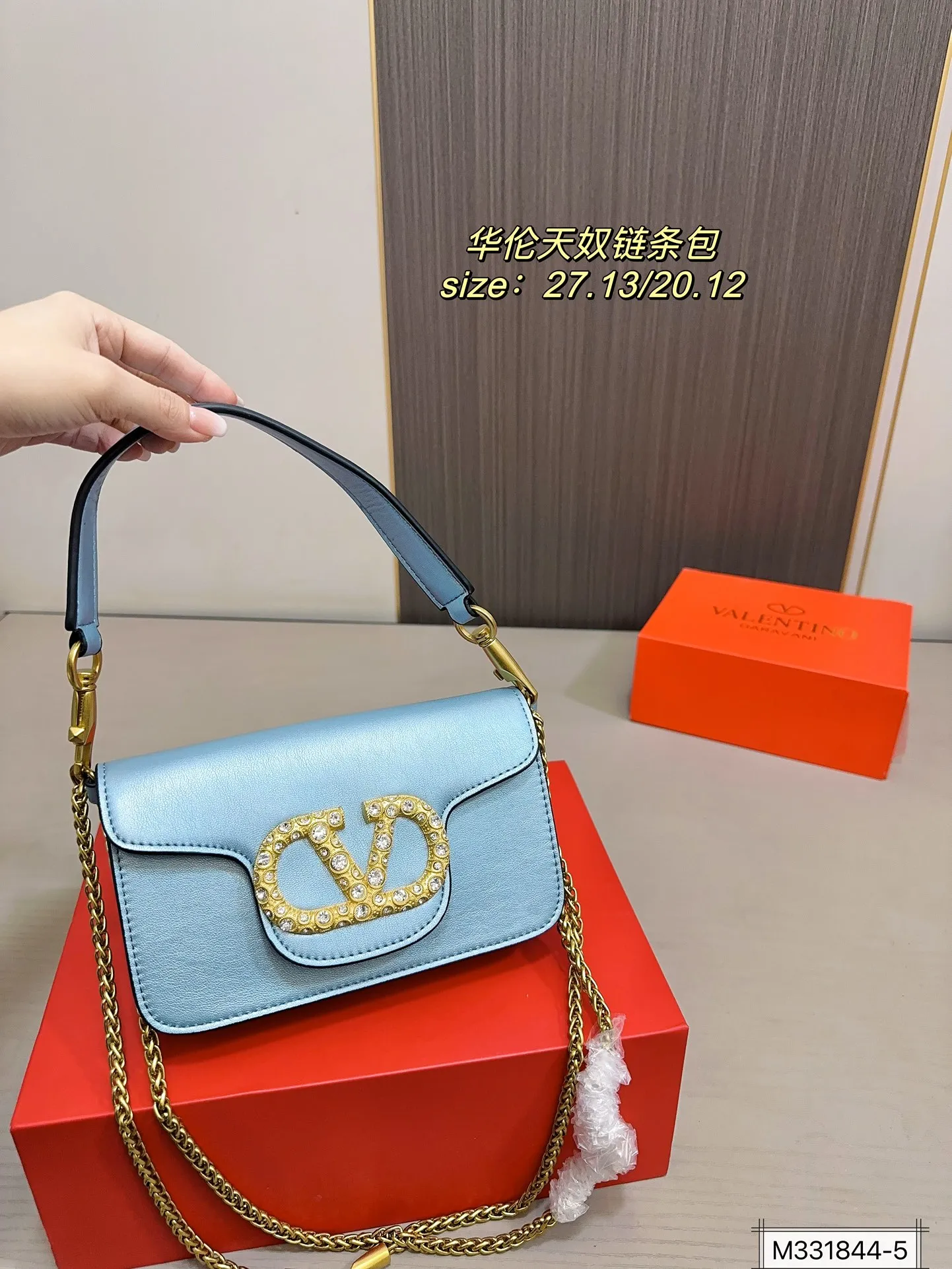 Large size 💰320 Small size 💰310 with folding box Valentino Loco chain bag shoulder bag The upper body effect is amazing, high-end but not rigid. The beauty is all in it, the mysterious and sexy little one must choose when attending banquets and evening parties. Size: large size 27 13 small size 20 12