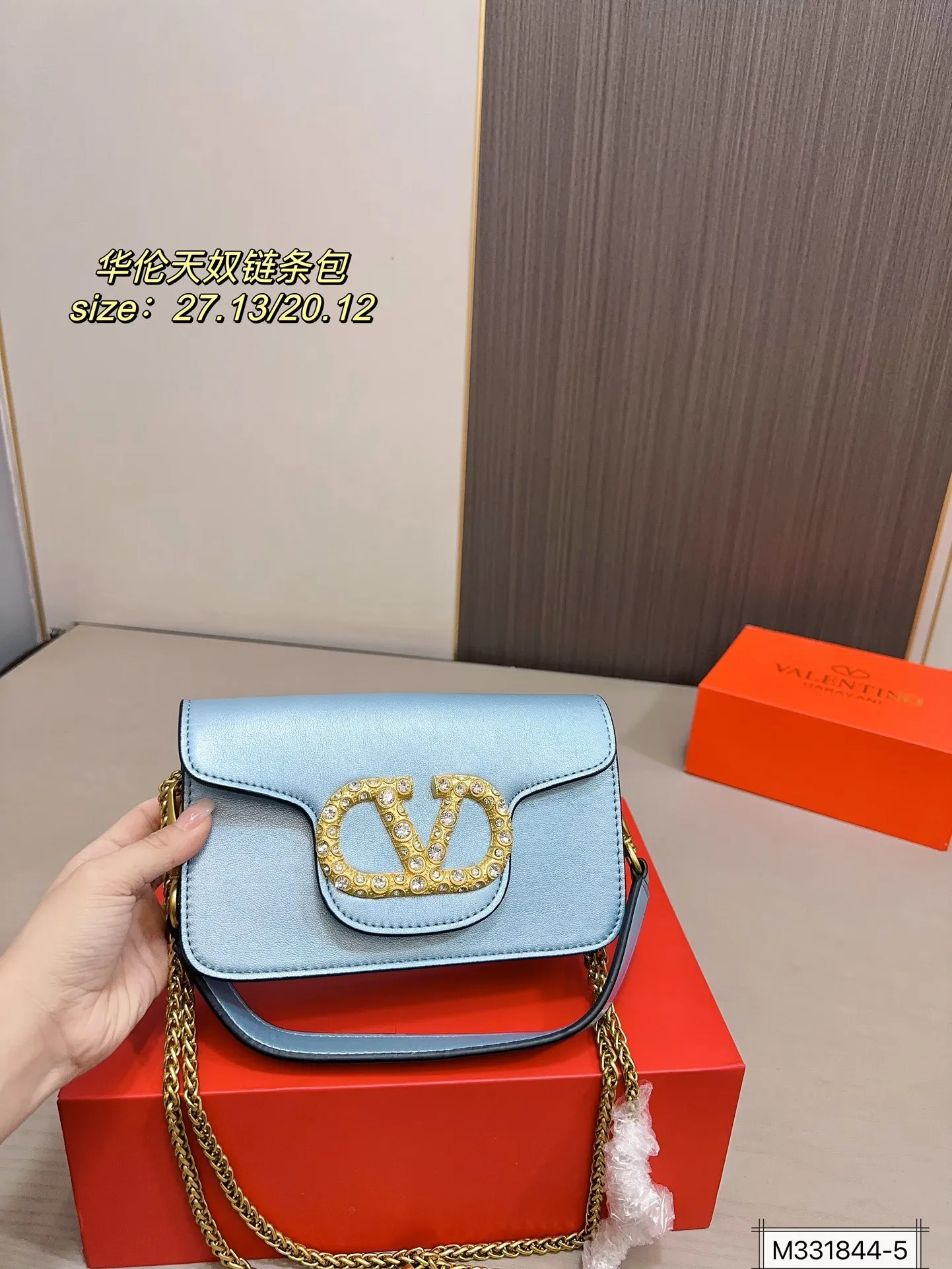 Large size 💰320 Small size 💰310 with folding box Valentino Loco chain bag shoulder bag The upper body effect is amazing, high-end but not rigid. The beauty is all in it, the mysterious and sexy little one must choose when attending banquets and evening parties. Size: large size 27 13 small size 20 12