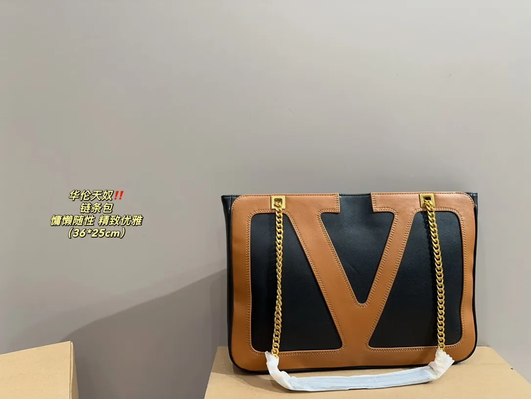 P370⚠️Size 36.25 Valentino chain bag. The texture is very high-end. The capacity is super large and very durable. You can wear it every day when you go out on the street. It has a 100% chance of returning. It has this casual and lazy feeling.