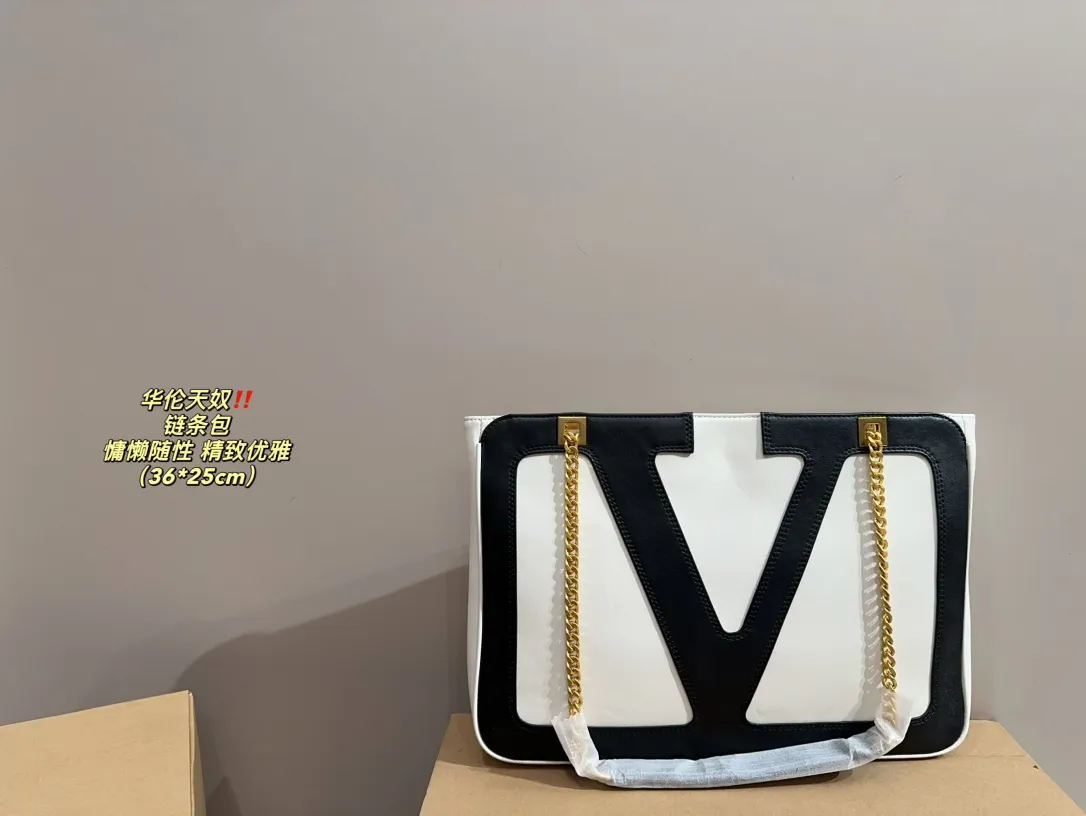 P370⚠️Size 36.25 Valentino chain bag. The texture is very high-end. The capacity is super large and very durable. You can wear it every day when you go out on the street. It has a 100% chance of returning. It has this casual and lazy feeling.