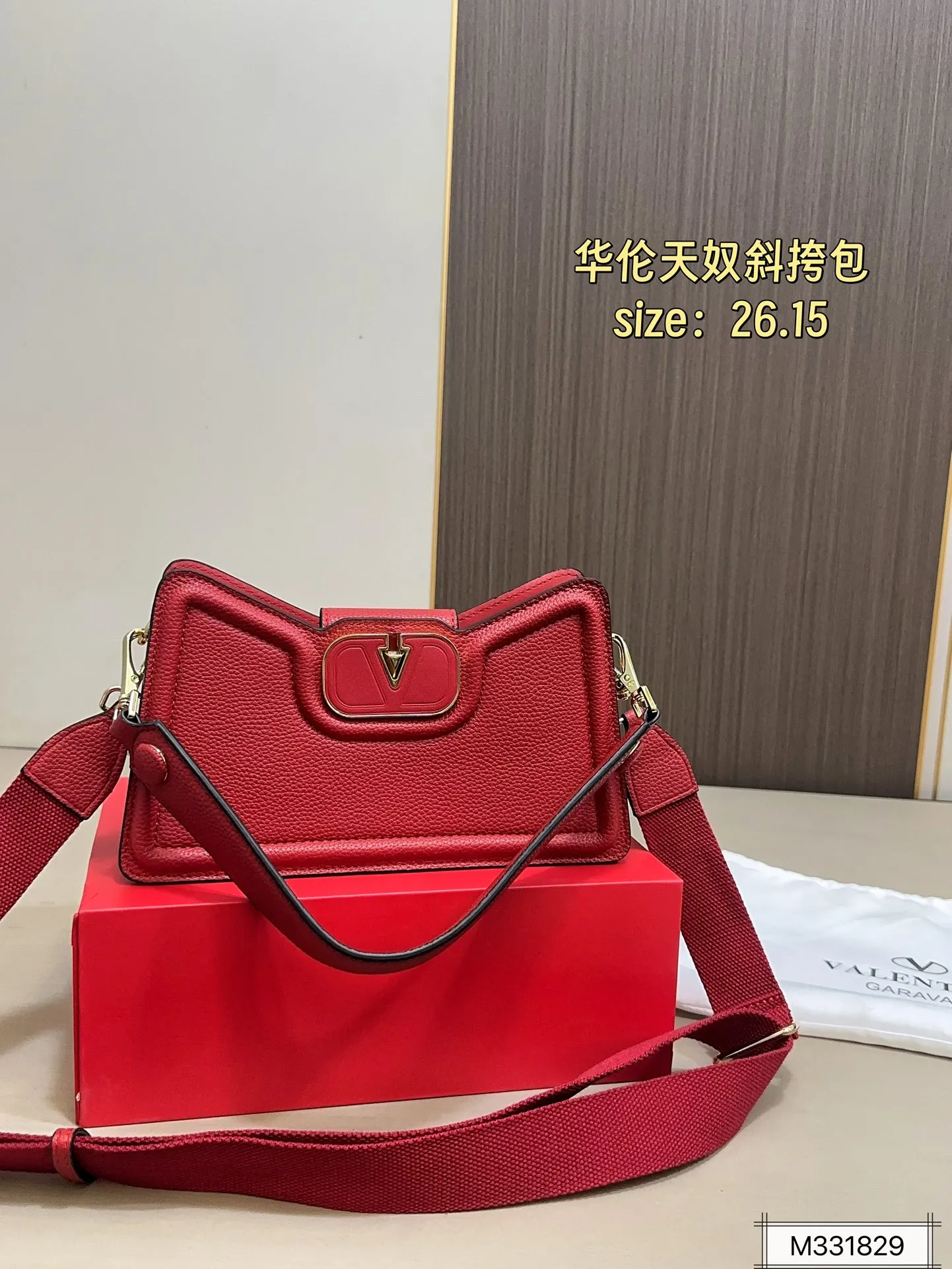 💰290 with folding box ⚠️Size 26.15 Valentino Allknots crossbody bag Exquisite and beautiful High-end elegance Easy to control, no matter the clothes or seasons Can be used all year round, salty or sweet Carry it on a tall girl, look like a royal lady Carry it on a small girl, it looks like a sweet girl