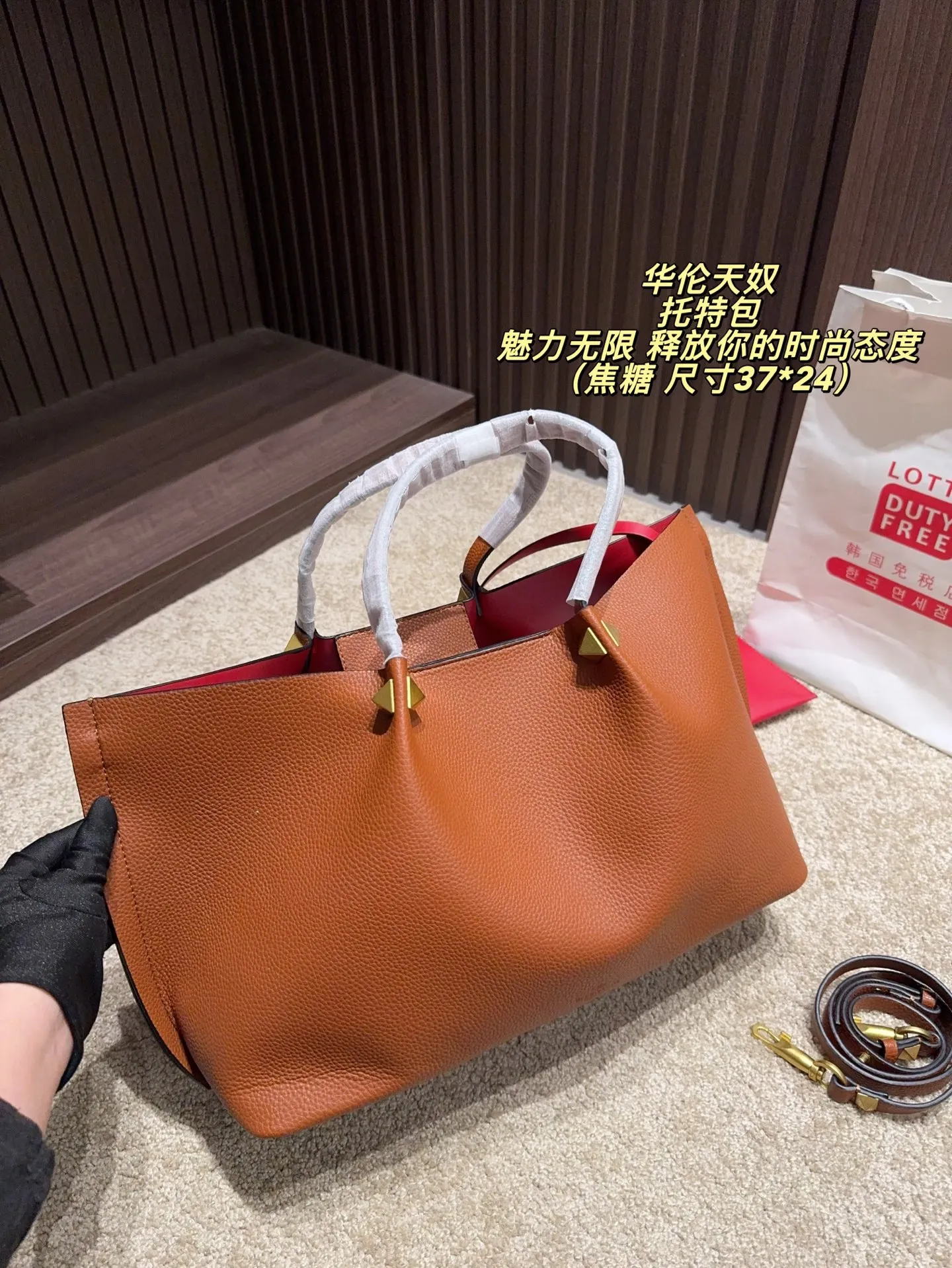 P360 Unboxed⚠️Size 37*24 Valentino Tote bag has unlimited charm and unleashes your fashion attitude. It has a unique appearance and many cute colors to choose from. It is a fashion item not to be missed. It is different from the softness of canvas bags. It gives a free and easy feeling when carried on the body. It is super textured and is loved by fashionistas.