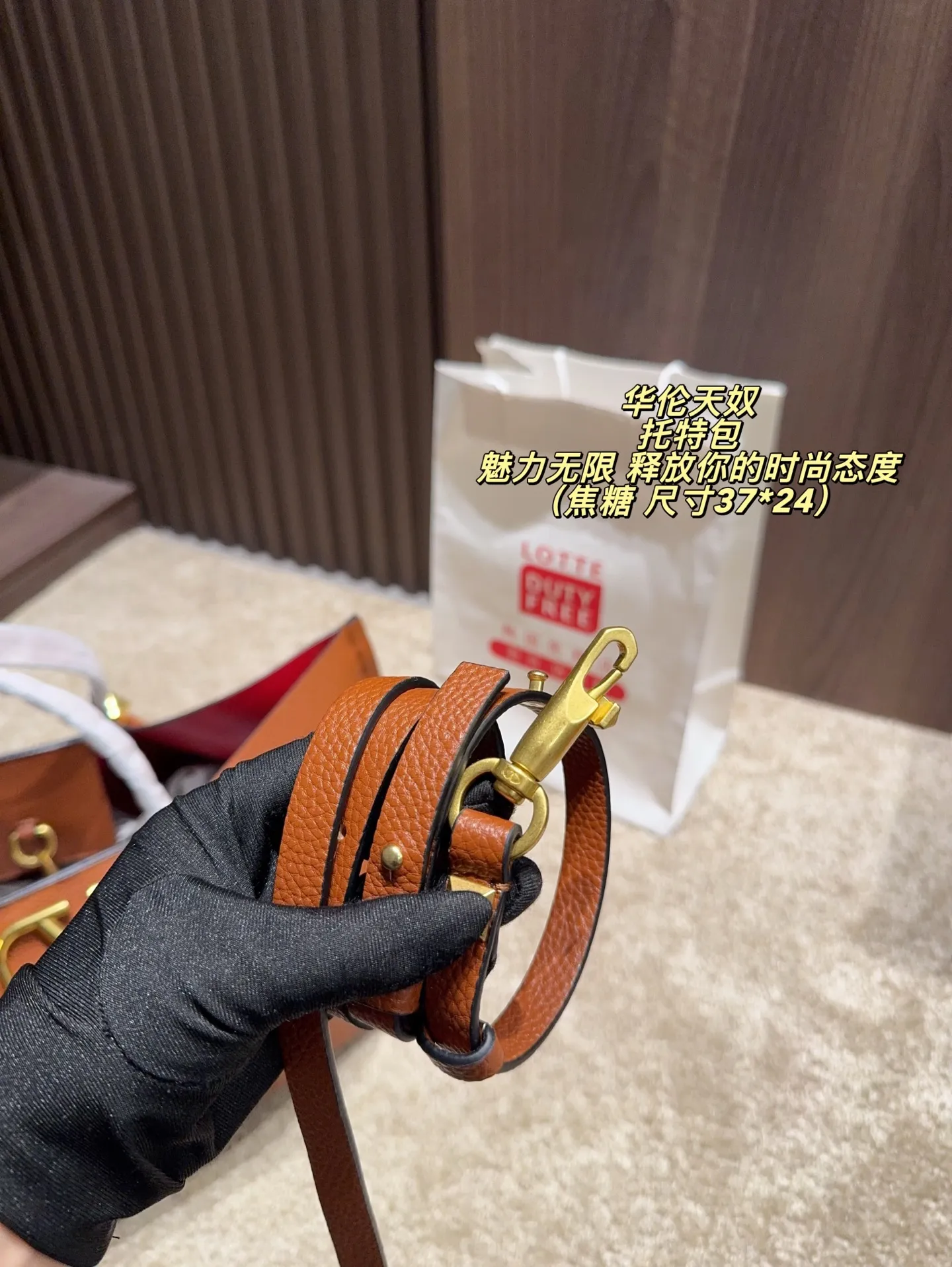 P360 Unboxed⚠️Size 37*24 Valentino Tote bag has unlimited charm and unleashes your fashion attitude. It has a unique appearance and many cute colors to choose from. It is a fashion item not to be missed. It is different from the softness of canvas bags. It gives a free and easy feeling when carried on the body. It is super textured and is loved by fashionistas.