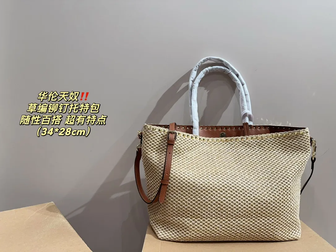 P330⚠️Size 34.28 Valentino straw rivet tote bag. Playful and super personality, whoever carries it will look better. Can’t hide the foreign style. Exquisite routing. The color matching is very unique. It is versatile and can be matched with any daily. Casual and playful, but also a little bit. Celebrity style will definitely become a super hot style in the new year, spring and summer