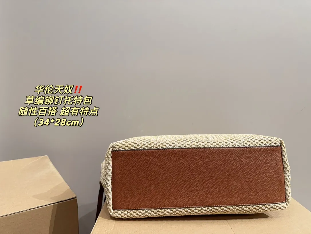 P330⚠️Size 34.28 Valentino straw rivet tote bag. Playful and super personality, whoever carries it will look better. Can’t hide the foreign style. Exquisite routing. The color matching is very unique. It is versatile and can be matched with any daily. Casual and playful, but also a little bit. Celebrity style will definitely become a super hot style in the new year, spring and summer