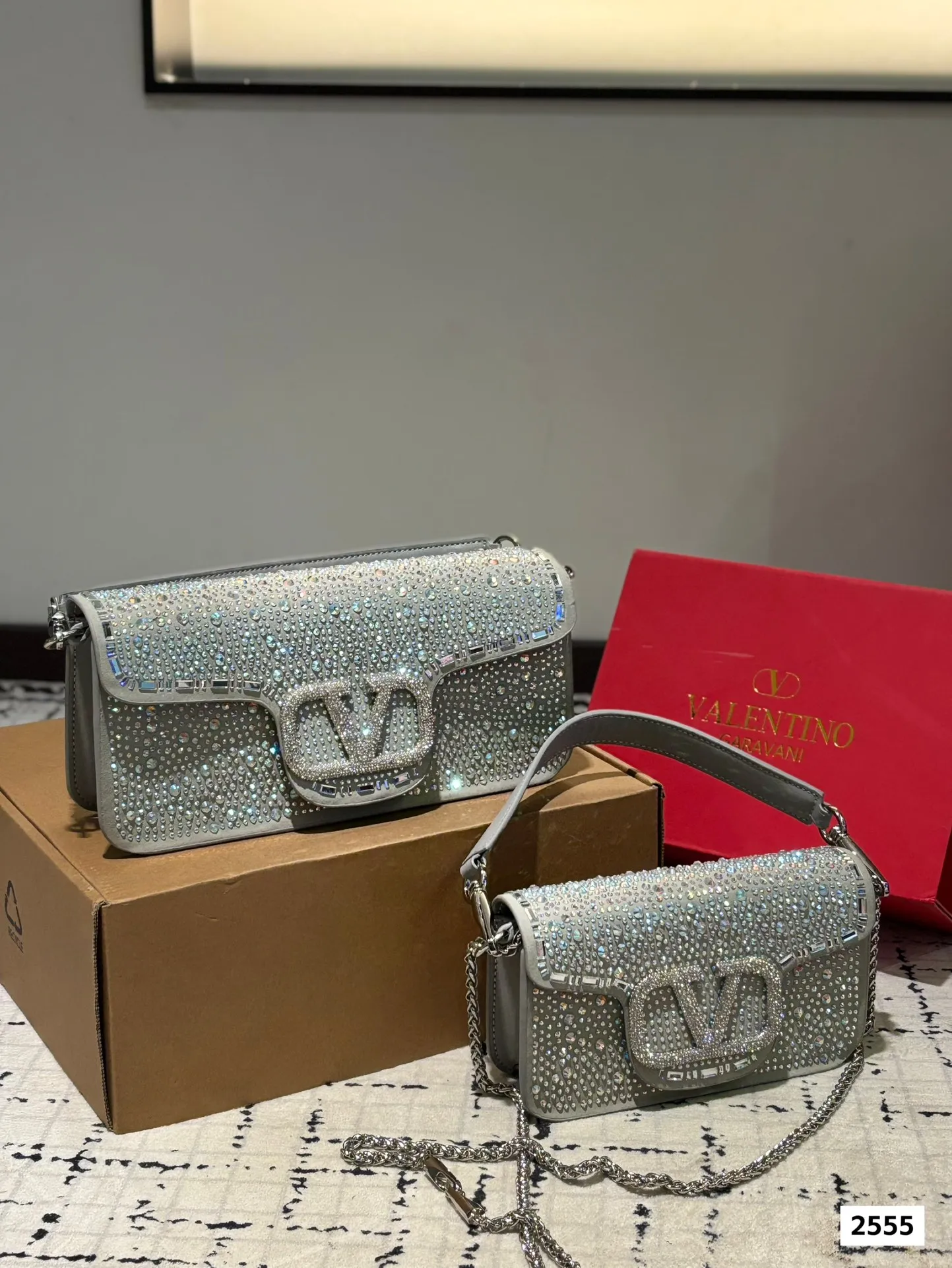 P360 P350 with folding box Valentino Loco shoulder bag The upper body effect is amazing, high-end but not rigid. The beauty is in it, the mysterious and sexy little one. You must choose it when attending banquets and evening parties. Size: Large 27 13 Small 20 12