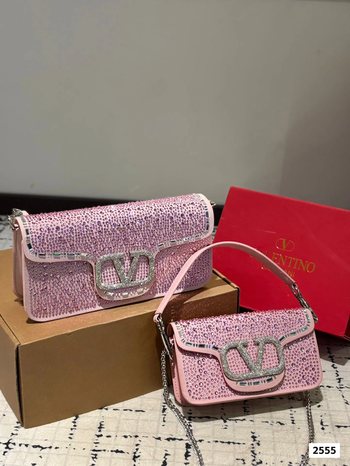 P360 P350 with folding box Valentino Loco shoulder bag The upper body effect is amazing, high-end but not rigid. The beauty is in it, the mysterious and sexy little one. You must choose it when attending banquets and evening parties. Size: Large 27 13 Small 20 12