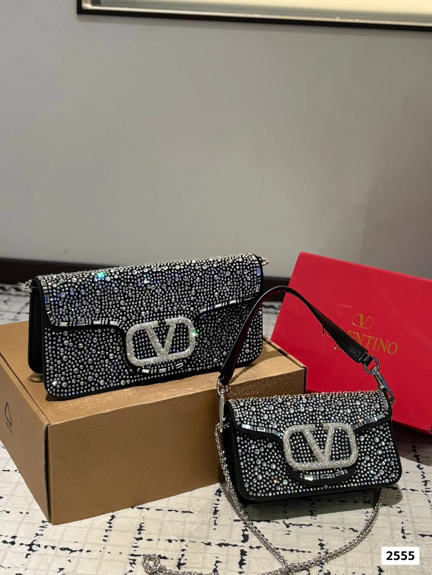 P360 P350 with folding box Valentino Loco shoulder bag The upper body effect is amazing, high-end but not rigid. The beauty is in it, the mysterious and sexy little one. You must choose it when attending banquets and evening parties. Size: Large 27 13 Small 20 12