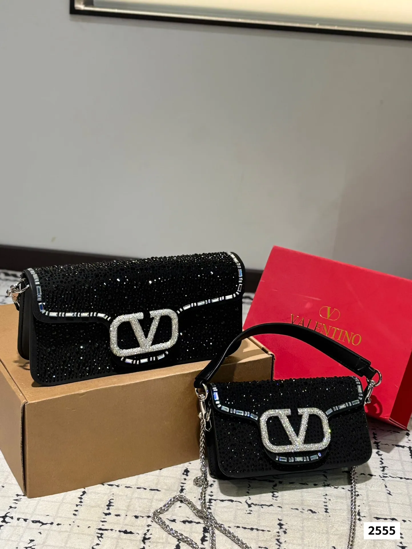 P360 P350 with folding box Valentino Loco shoulder bag The upper body effect is amazing, high-end but not rigid. The beauty is in it, the mysterious and sexy little one. You must choose it when attending banquets and evening parties. Size: Large 27 13 Small 20 12