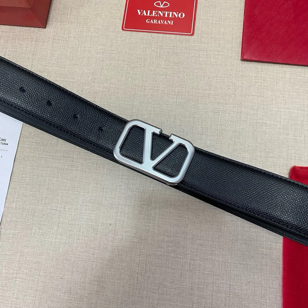 ✈️🇮🇹Brand: Valentino Valevtlo P160 ✈️🇮🇹Grade: 🚢Original private goods. First-layer cowhide, sold at counters🈶️, comparable to the genuine product! Exquisite oil edges, computer stitching, soft hand feel. No modifications in real photos. The upper body effect is super good, and the length can be cut. Comes with a full set of packaging at the counter. The first choice for gifting. Comes with eye needles. ✈️🇮🇹Button head: Guangzhou original buckle hardware ✈️🇮🇹Length: 100-125cm 3.8cm specifications ✈️🇮🇹Color: black