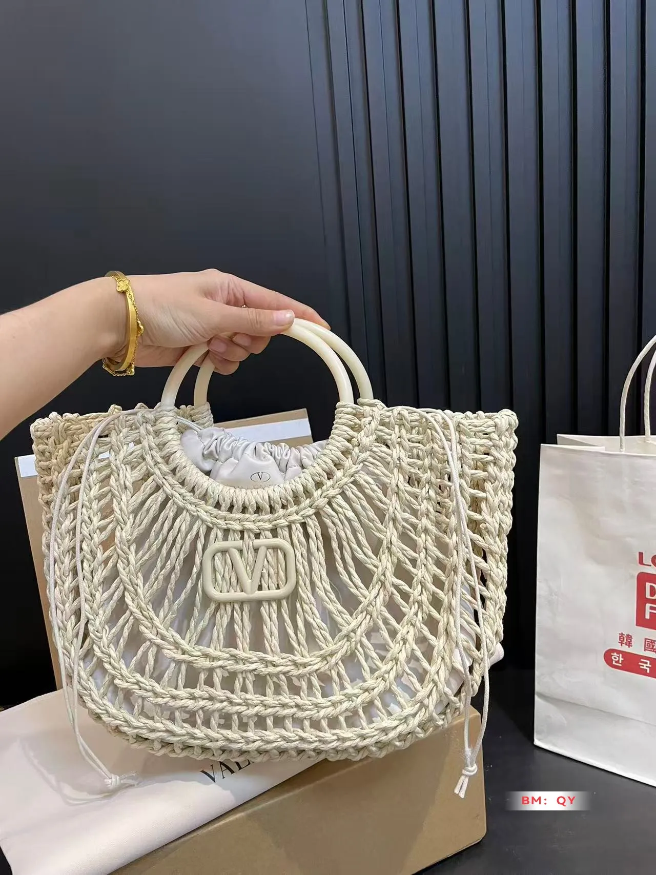 💰270 Box Valentino Weaving Vegetable Basket The trend of straw bags has struck again, easily becoming this season’s new favorite! Whether for daily outings or holiday shopping, the most photographed bags always remind people of warm seasons and relaxing beach days. Woven from raffia, the texture is fresh and natural, bringing a summery feel from sight to touch, injecting elegance into the structured bag. Size 33*23