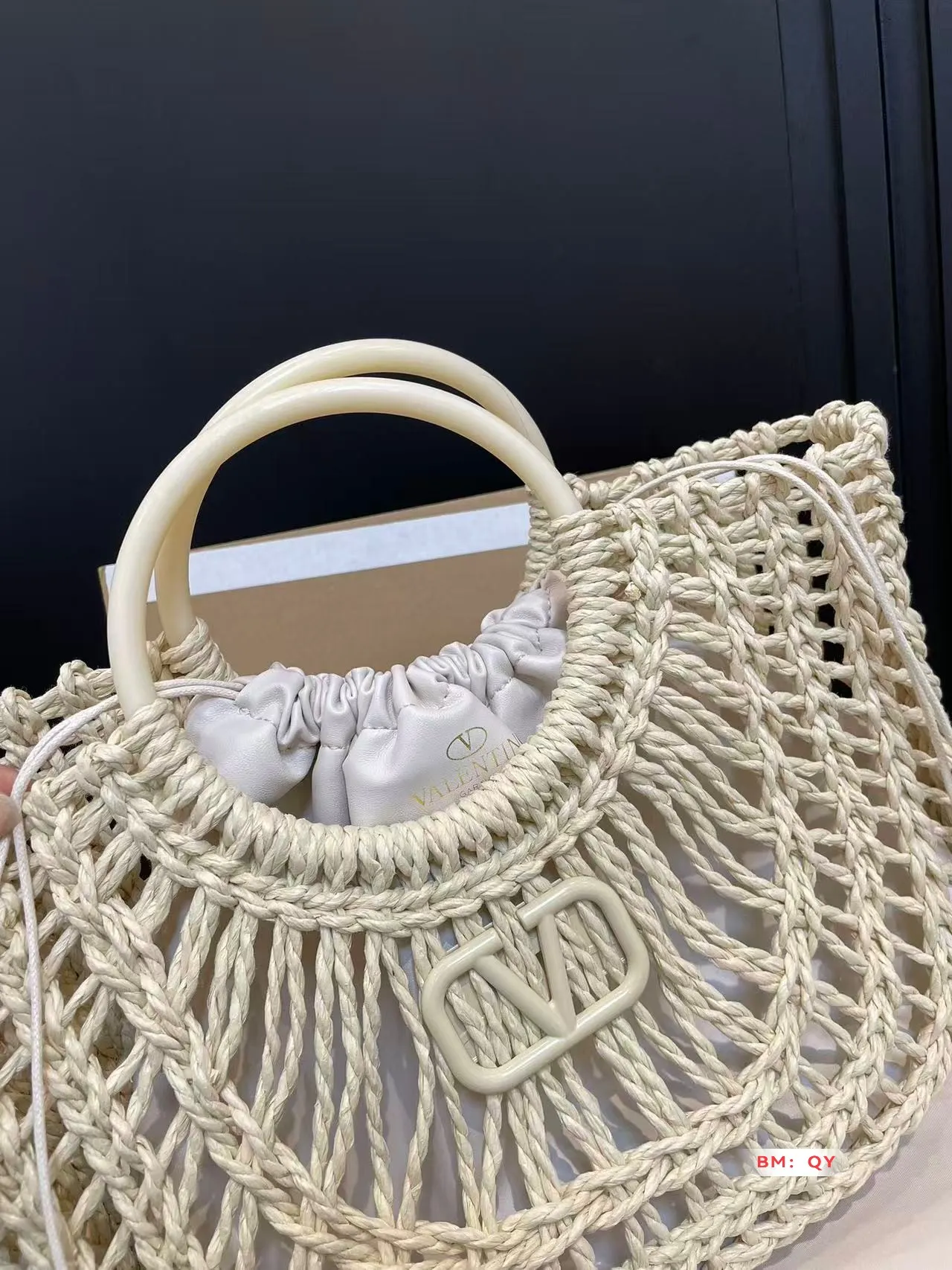 💰270 Box Valentino Weaving Vegetable Basket The trend of straw bags has struck again, easily becoming this season’s new favorite! Whether for daily outings or holiday shopping, the most photographed bags always remind people of warm seasons and relaxing beach days. Woven from raffia, the texture is fresh and natural, bringing a summery feel from sight to touch, injecting elegance into the structured bag. Size 33*23