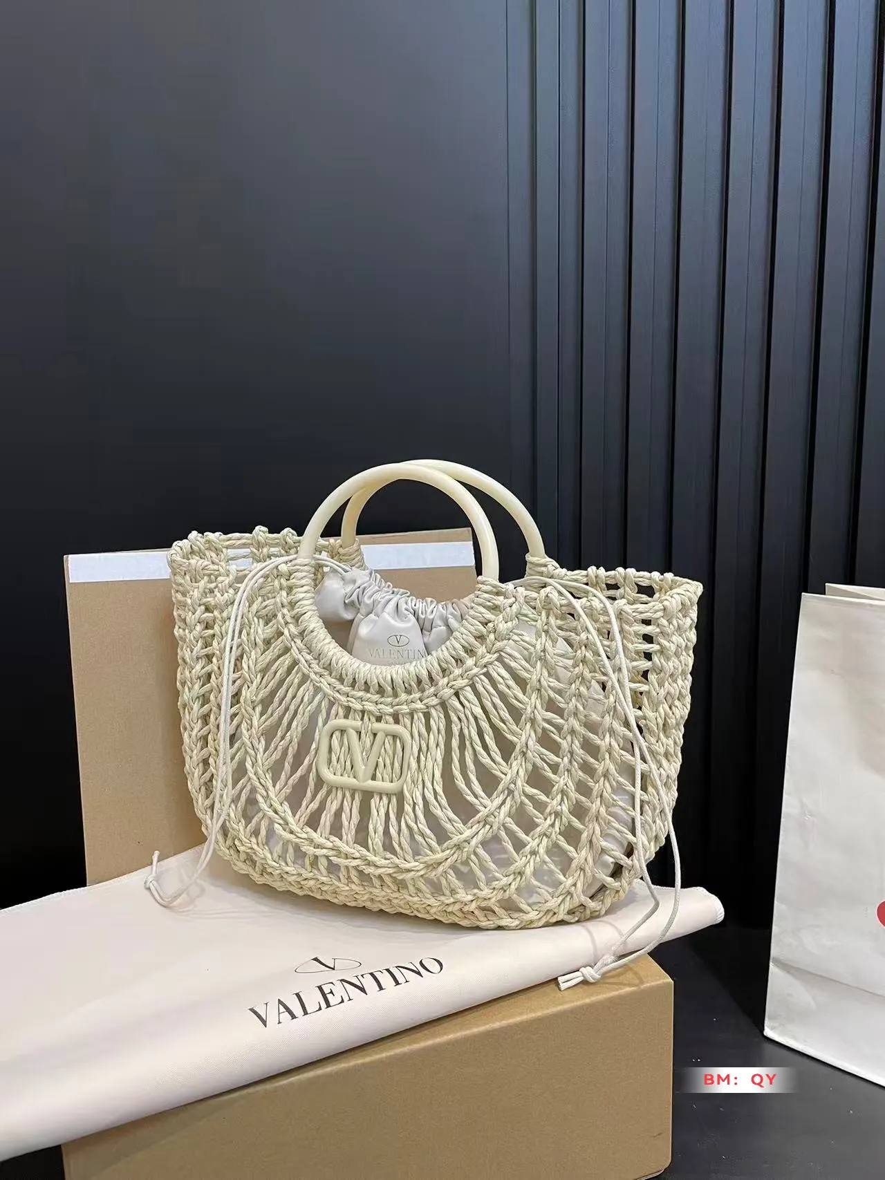 💰270 Box Valentino Weaving Vegetable Basket The trend of straw bags has struck again, easily becoming this season’s new favorite! Whether for daily outings or holiday shopping, the most photographed bags always remind people of warm seasons and relaxing beach days. Woven from raffia, the texture is fresh and natural, bringing a summery feel from sight to touch, injecting elegance into the structured bag. Size 33*23