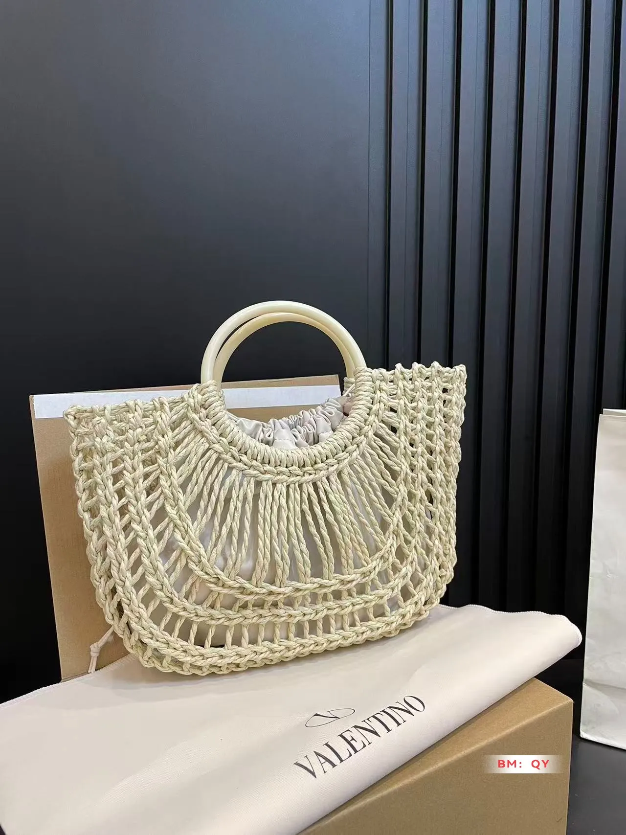 💰270 Box Valentino Weaving Vegetable Basket The trend of straw bags has struck again, easily becoming this season’s new favorite! Whether for daily outings or holiday shopping, the most photographed bags always remind people of warm seasons and relaxing beach days. Woven from raffia, the texture is fresh and natural, bringing a summery feel from sight to touch, injecting elegance into the structured bag. Size 33*23
