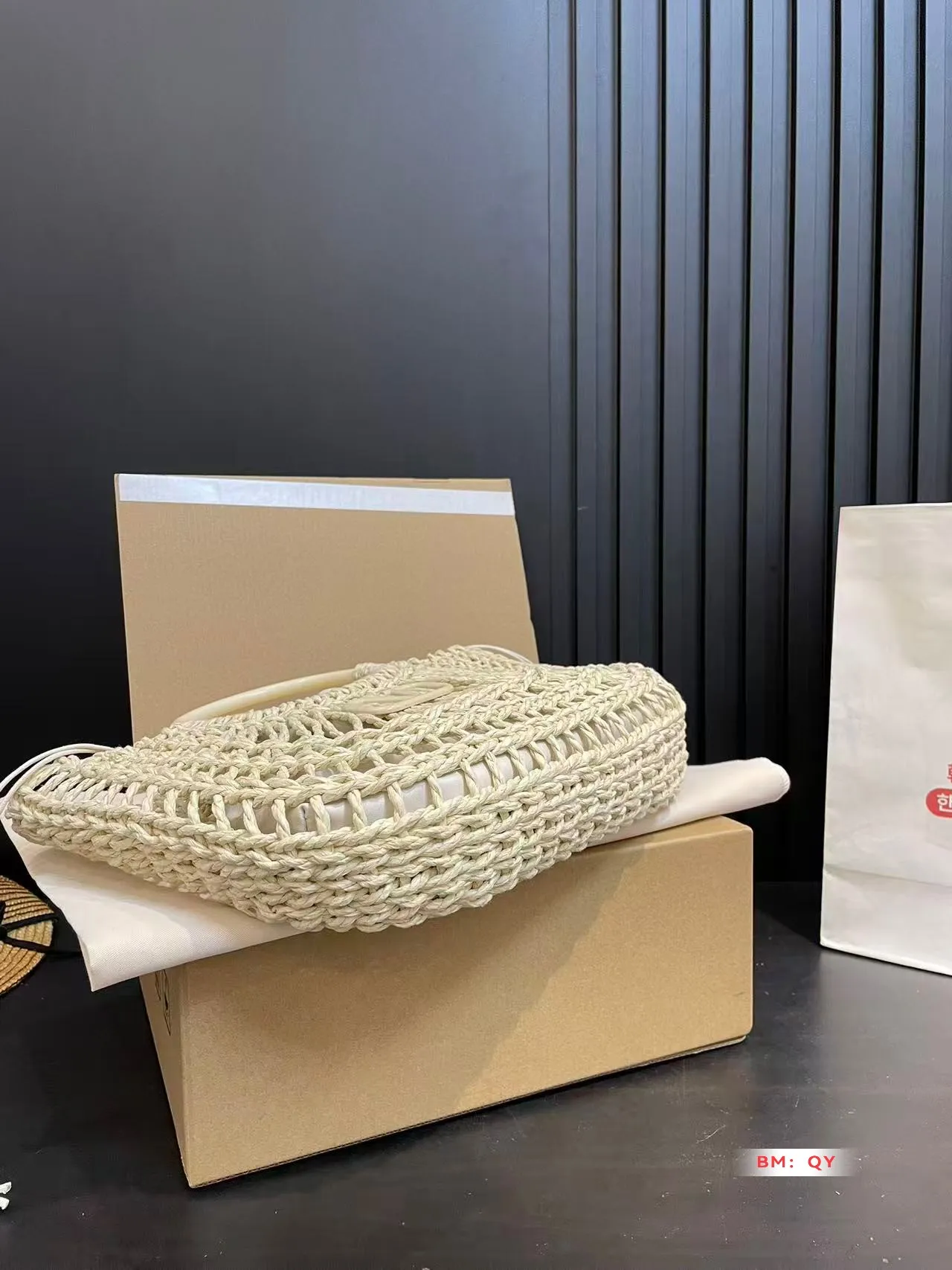💰270 Box Valentino Weaving Vegetable Basket The trend of straw bags has struck again, easily becoming this season’s new favorite! Whether for daily outings or holiday shopping, the most photographed bags always remind people of warm seasons and relaxing beach days. Woven from raffia, the texture is fresh and natural, bringing a summery feel from sight to touch, injecting elegance into the structured bag. Size 33*23