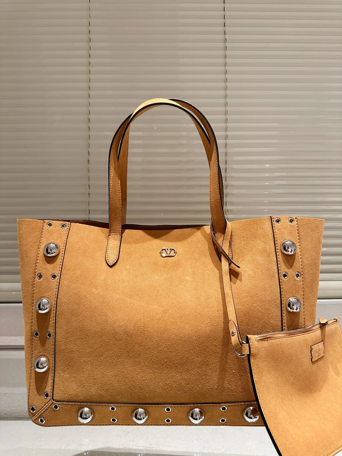 P480 comes with box⚠️Size 40*30 Valentino nellcote tote bag with suede body, decorated with ball rivets and hollow details, balancing retro and fashionable. It can be freely switched between hand-carrying and shoulder-carrying, and combined with a detachable carrying bag, it combines practicality and fun.