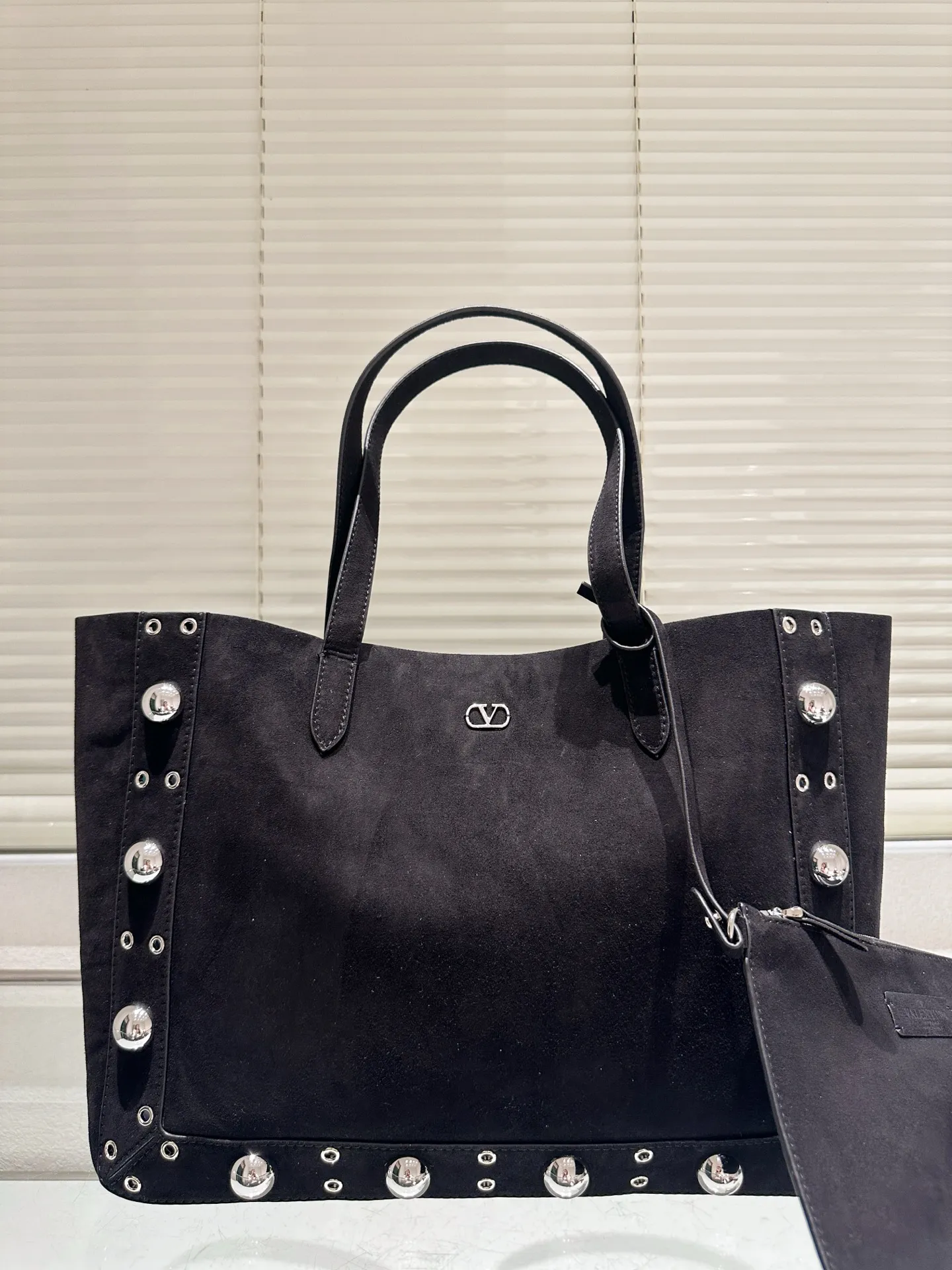 P480 comes with box⚠️Size 40*30 Valentino nellcote tote bag with suede body, decorated with ball rivets and hollow details, balancing retro and fashionable. It can be freely switched between hand-carrying and shoulder-carrying, and combined with a detachable carrying bag, it combines practicality and fun.