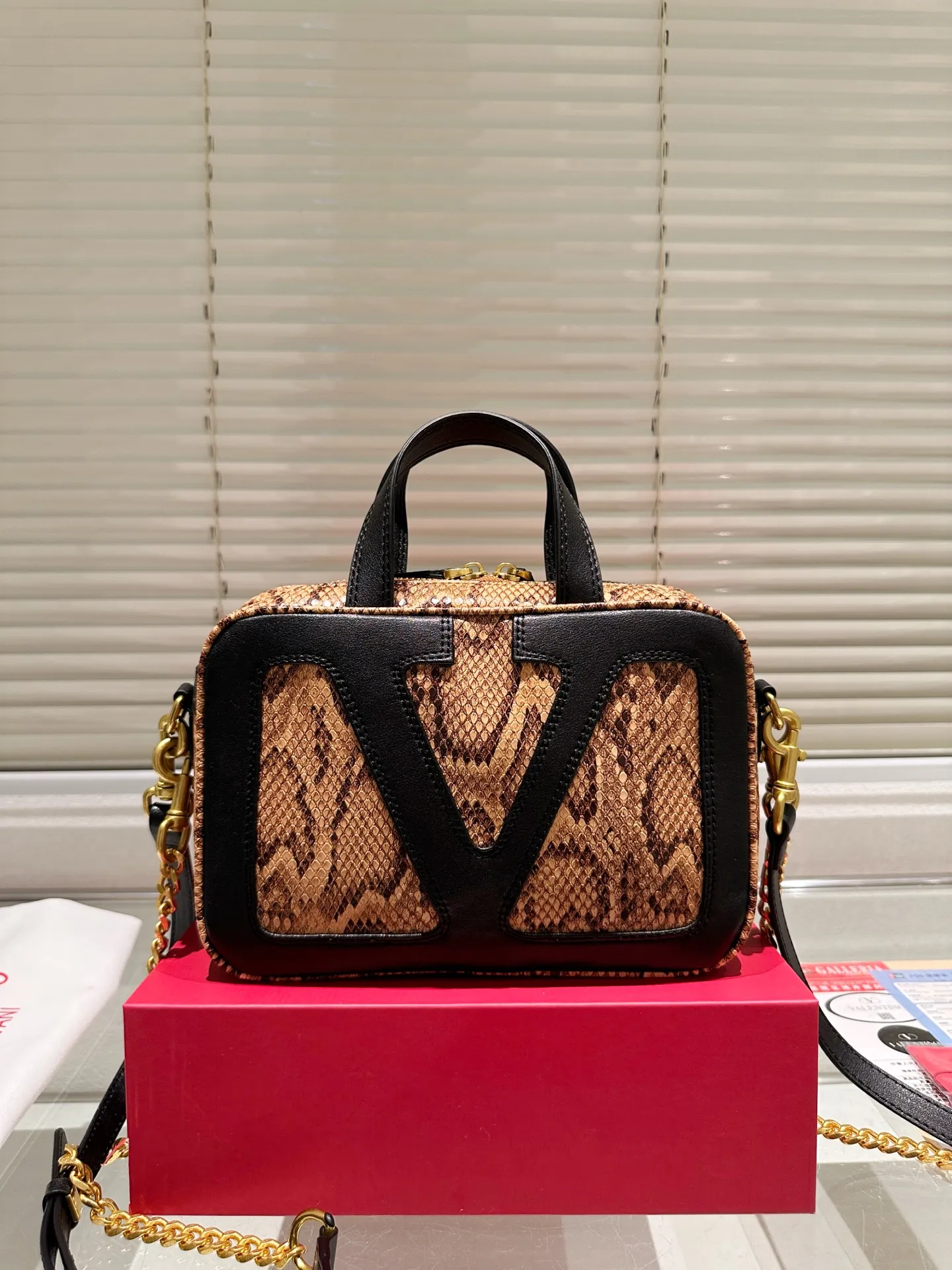 P380 Folding Box ⚠️Size 24.16 Valentino crossbody bag. The sense of luxury is overflowing. This look is very versatile. No matter how you carry it, there is no pressure. Which girl can refuse such a beautiful bag?