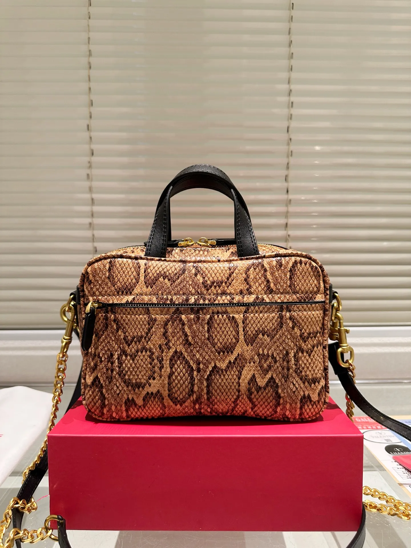 P380 Folding Box ⚠️Size 24.16 Valentino crossbody bag. The sense of luxury is overflowing. This look is very versatile. No matter how you carry it, there is no pressure. Which girl can refuse such a beautiful bag?