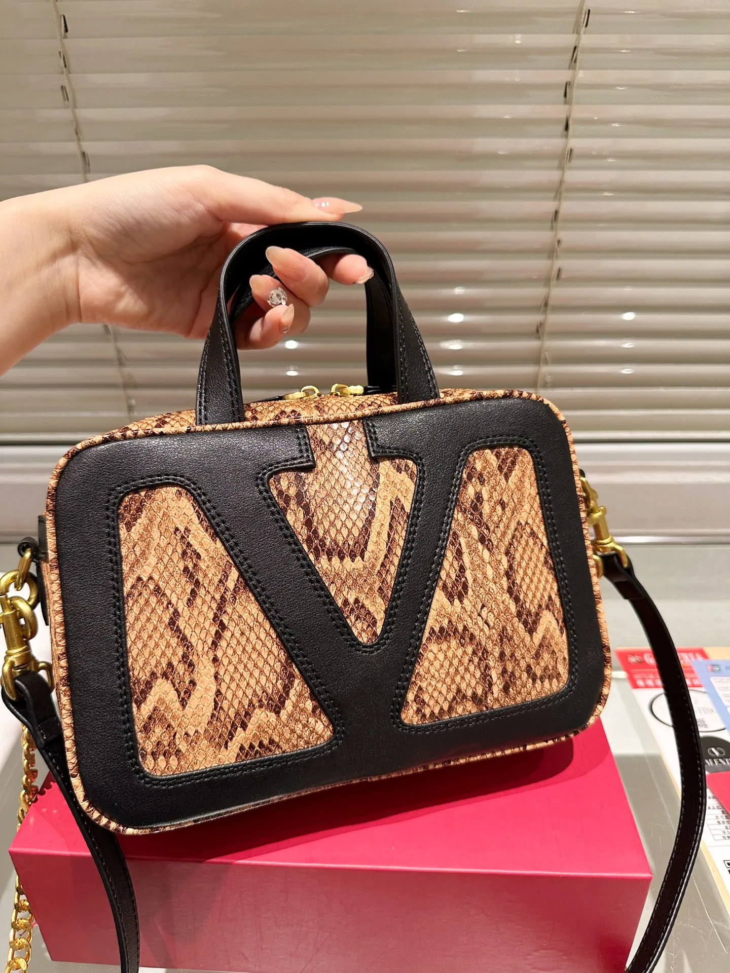 P380 Folding Box ⚠️Size 24.16 Valentino crossbody bag. The sense of luxury is overflowing. This look is very versatile. No matter how you carry it, there is no pressure. Which girl can refuse such a beautiful bag?